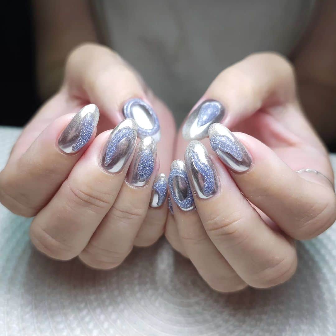 Yingのインスタグラム：「Layered Ruyiya silver chrome over Ruyiya Non Wipe Rainbow cateye top,  then did 3D glitter art using Didier Brillant No6!  Design inspired by @nail_unistella  SHOP: @nailwonderlandsg www.nailwonderland.com」