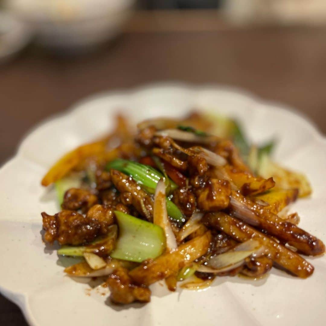 アンジェラ佐藤さんのインスタグラム写真 - (アンジェラ佐藤Instagram)「豊平区にある｢紅麹屋｣さんにお邪魔しました〜！  こちら四川中華のお店で、ラーメンが美味しくて有名なのですが、なんとディナー限定で食べ放題があるのです！ 今回利用した‘’テーブルオーダーバイキング～プレミアムコース～ "  冷菜や点心、海老料理、牛肉や豚肉料理など42品が食べ放題！  大きく食べ応えある海老の、殻付き大海老の麻辣炒や、トマトの爽やかな酸味がアクセントの牛肉のトマト柔らか煮など、 基本を忠実に守りながら独自のオリジナリティを追求したメニューが豊富！  四川式回鍋肉は、細切れ豚肉でキャベツの代わりにパプリカやしめじが入ってるちょっと変わったビジュアル👀創作中華のようなイメージが。  全体的に麻辣を使用したメニューが多く、スパイスがきいて辛いのですが、個人的に味付けはやや甘口に感じました🍀こういう味付け大好き〜(〃艸〃) 嗚呼、1時間と言わず2時間3時間食べ続けていたい。。（笑）  24品食べ放題2,980円のお得なスタンダードコースもありますよ！皆さん是非チェックしてみてくださいね〜(´∀｀*)  #四川菜麺紅麹屋 #豊平区中華 #札幌中華食べ放題 #豊平区食べ放題 #たくさん食べさせてくださりありがとうございます #北海道吃到飽 #北海道好吃 #ヒンナヒンナ」5月8日 19時12分 - angela_satou