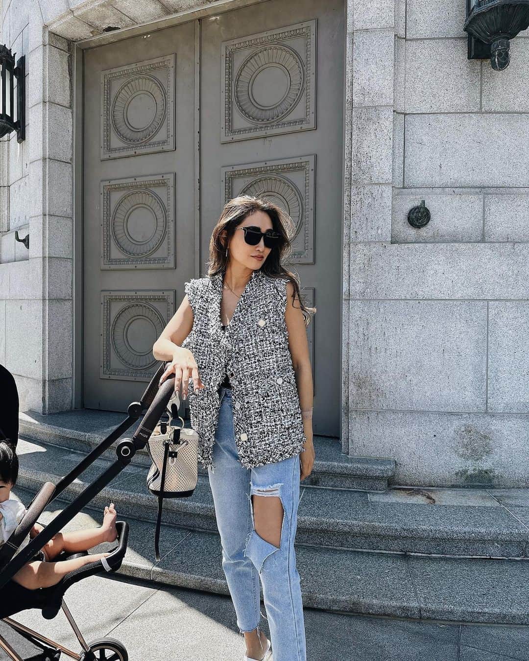 esutoreja_risaribonさんのインスタグラム写真 - (esutoreja_risaribonInstagram)「早くベストだけで着たいなー！ とっても可愛いベストが出ます！！ カラーは２色🩵🖤 ボタンはあべこべボタン🫶🏽 そしてついにデニムは販売されます！！ 問い合わせから1ヶ月じらし😅 やっと販売されます！！ 再入荷ないです🥹 . . 販売日は水曜日20:00〜 . インスタライブでの紹介は 火曜日12:00〜 . . .  .  . @esutoreja  .  .  #esutoreja  #fashion #apparel #clothes #newarrivals #code #ootd #springfashion #springcollection #sscollection #ss2023 #春服 #春服コーデ #春ファッション #ジャケットコーデ #スカートコーデ #パンツコーデ#低身長コーデ#155cmコーデ #154cmコーデ #アパレルブランド #ディレクター #ファッションデザイナー #ファッションモデル #海外コーデ #海外ファッションコーデ #海外ガール #海外スタイル #海外トレンド」5月8日 19時12分 - esutoreja_risaribon
