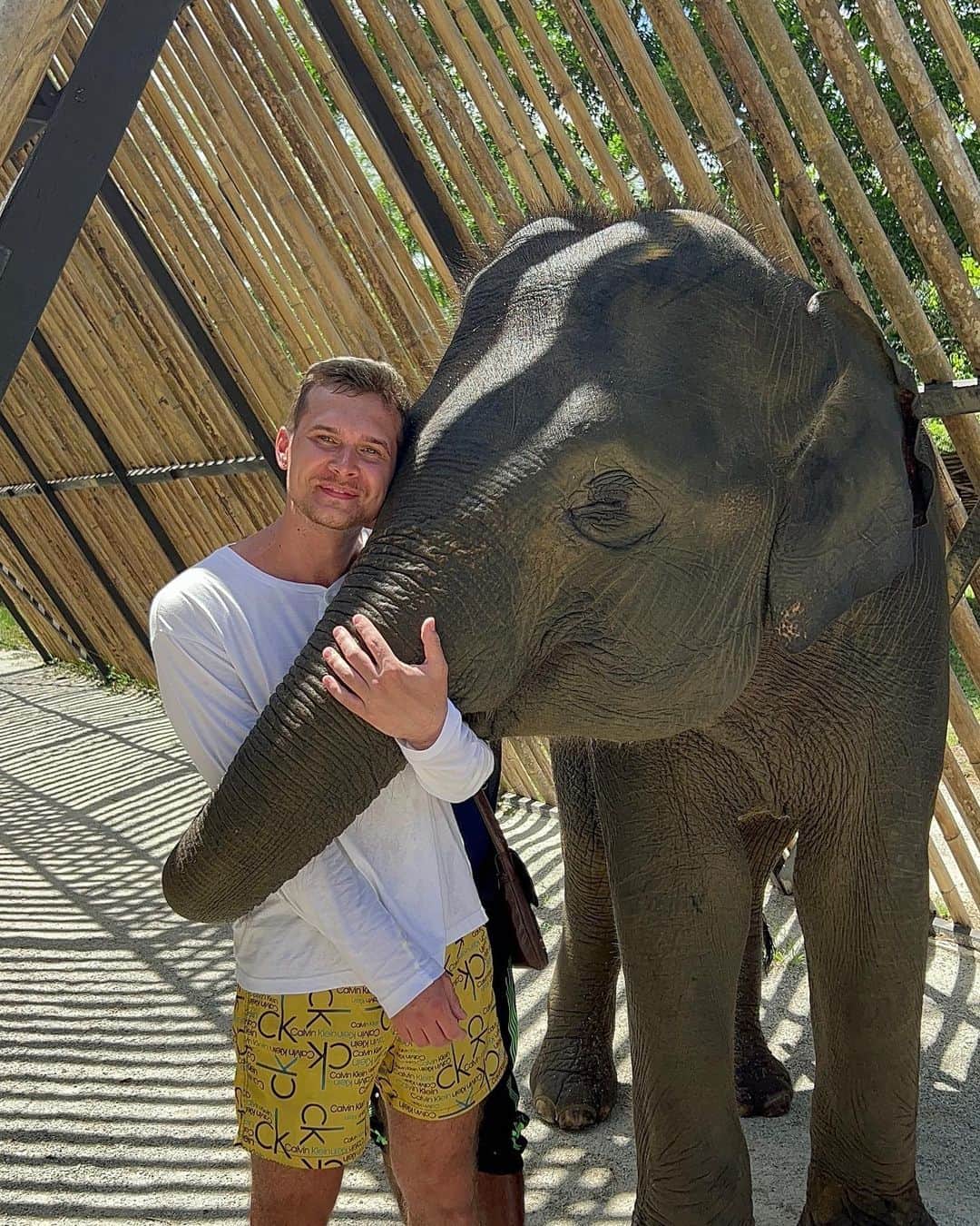 エゴール・ザクロエフのインスタグラム：「🧍🏼‍♂️🫂🐘」