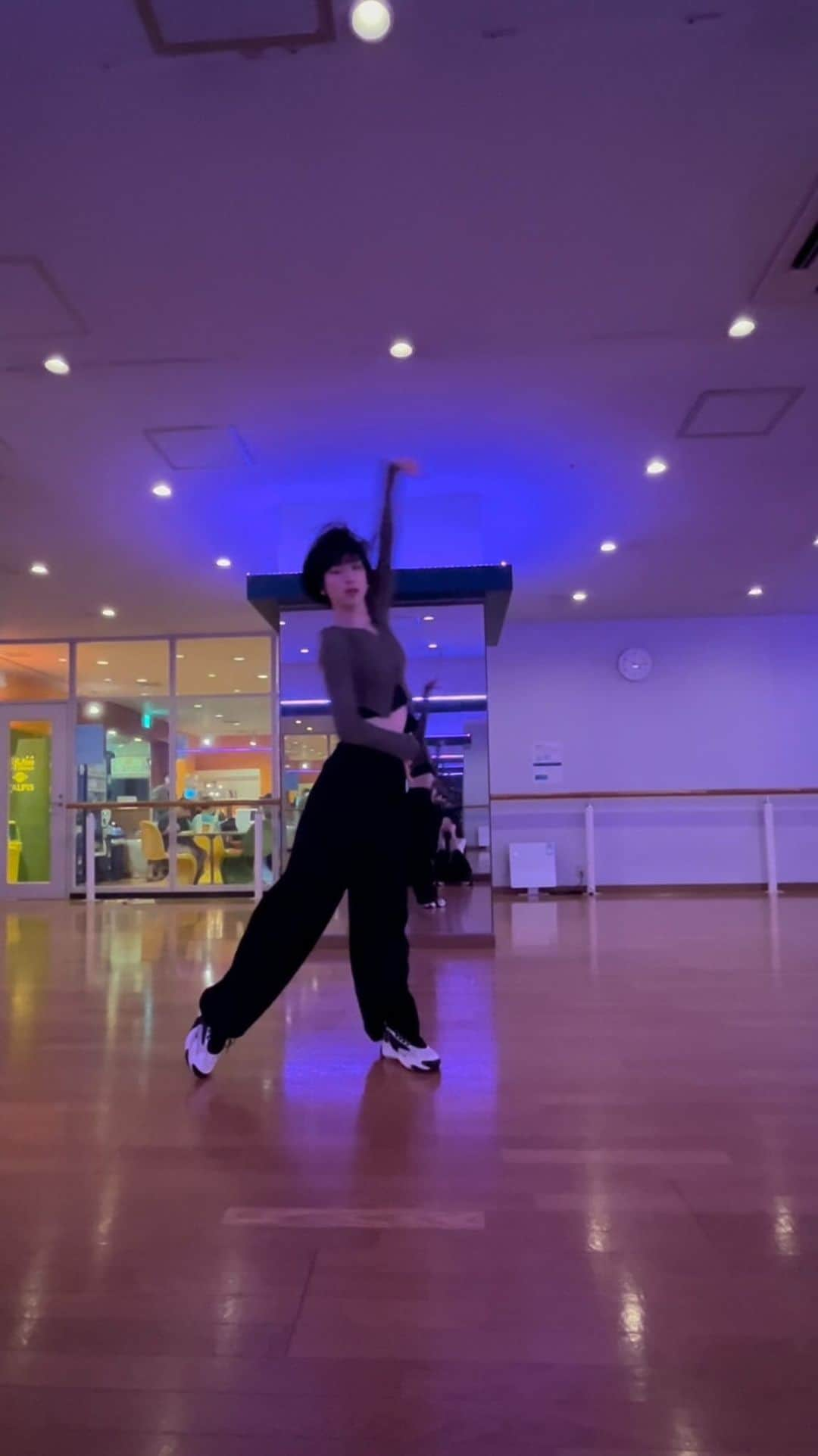 渡邉真梨奈のインスタグラム：「#benachoreographer  DANCE CLASS FOOTAGE   ☝🏻 @b_e_n_a_92  @mrnjp______   Shoong! @__youngbae__ @lalalalisa_m   #shoongchallenge  #taehyung #blackpinklisa」