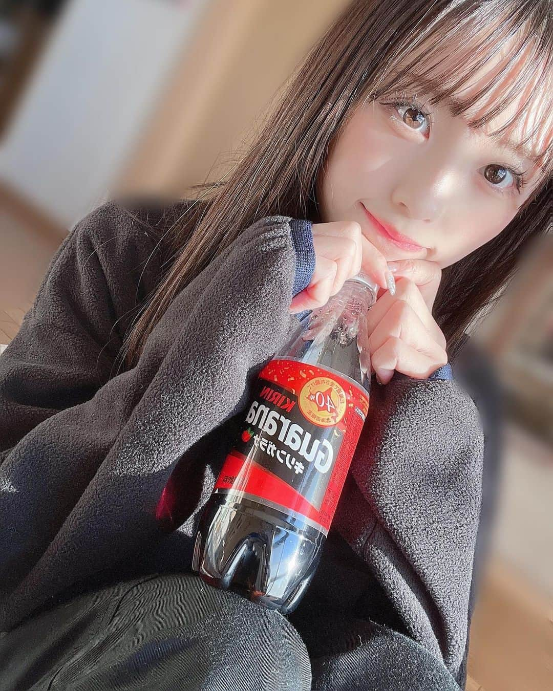 美咲優羽さんのインスタグラム写真 - (美咲優羽Instagram)「. . .  とある冬の日の写真を今更🐻 おばぁちゃんの家でガラナを飲む孫の図🫶 ガラナもナポリンも大好き〜！みんなこっちに来たら飲んだほうがいい！うんうん！  . . . #過去pic #selca #selfie #셀카 #셀카그램 #today #ootd #dailylook #instagood #instalike #followme #自撮り女子 #自撮り #japanesegirl#japaneseidol#japanesegirls#粉我 #美白 #攝影#旅遊攝影 #拍攝#寫真#攝影日記#人像攝影#攝影師#互惠#拍照#台灣攝影師#人像摄影#攝影日常」5月8日 19時22分 - yukafinko