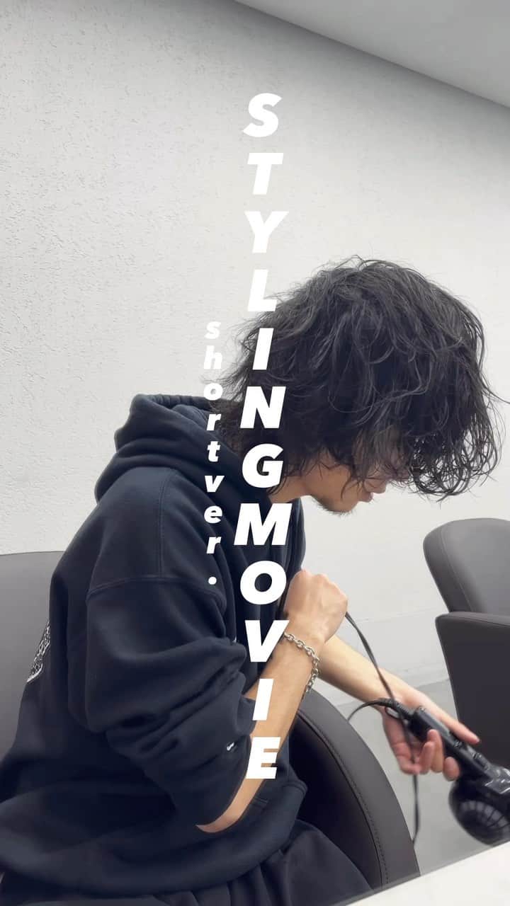 鈴村梨公のインスタグラム：「STYLING MOVIE   #美容師 #メンズヘア #名古屋 #メンズサロン #パーマ #パーマスタイル #goald #ヘアセット #メンズファッション #メンズパーマ  #kinggnu #ツイストスパイラル #ツイストパーマ #ケアパーマ#ツイスパ#センターパートヘア#ツイストスパイラルパーマ #ミディアムウルフ#センターパートウルフ#波巻きパーマ #波巻きスパイラル」