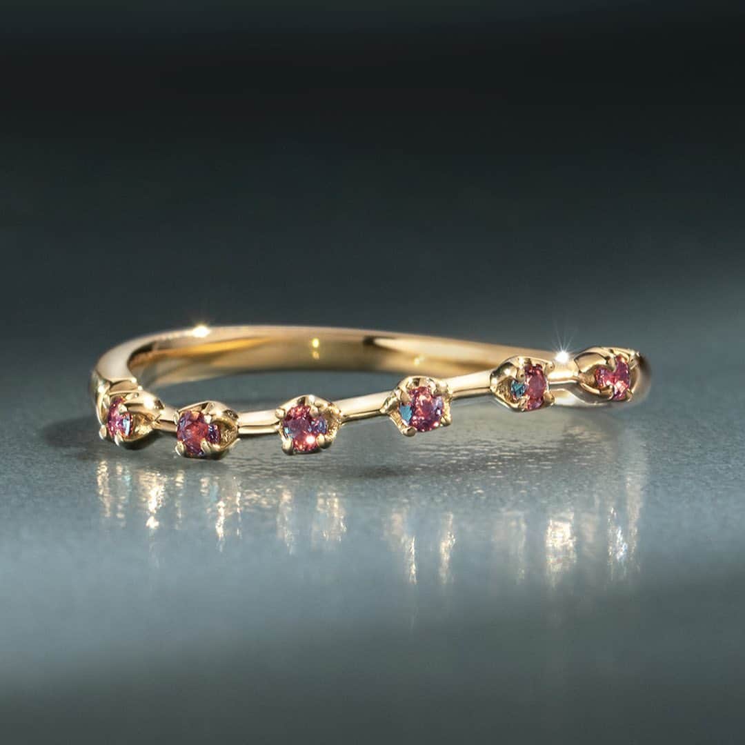 ビズーさんのインスタグラム写真 - (ビズーInstagram)「New Item..DELIVREER  ダイヤモンドと並んで「宝石の王様」と称されるアレキサンドライト。約1.5mmのアレキサンドライトを贅沢に星座のように繋いだリングは、一粒一粒が煌めき、指先にさり気ない輝きをプラスしてくれます。  #bizoux  #colorstone  #colorstonejewelry  #bangle  #gemstones  #alexandrite  #gift  #birthdaystone  #ビズー  #カラーストーン  #カラーストーンジュエリー  #リング  #宝石  #宝石好き  #ジュエリー #ジュエリー好き  #アレキサンドライト #ギフト  #ご褒美ジュエリー  #6月誕生石 #6月生まれ  #誕生石 #贈り物」5月8日 19時22分 - bizoux_jewelry