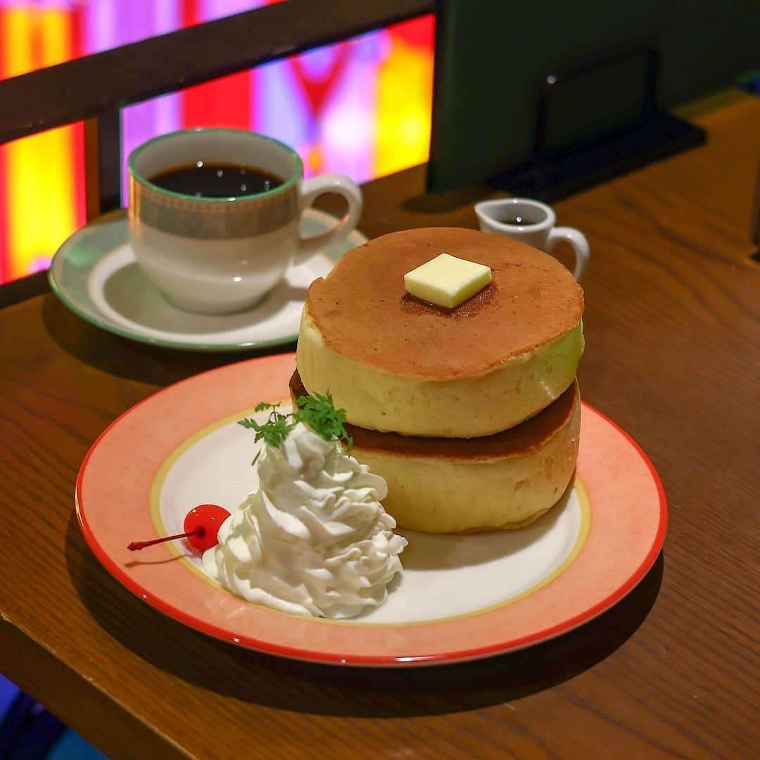 きょん。さんのインスタグラム写真 - (きょん。Instagram)「.  .  喫茶 松竹 @kissa_matsutake  なんというか、一言で表すと、 最上級に"エモい"場所だった。  店内を照らすステンドグラスが とにかくたまらんです...！  2階席のひっそり感もいいし、 ホットケーキの厚みの絶妙で。  今まで日本橋を訪れる理由に 喫茶店やカフェに行きたいからってことは あまりなかった(ほぼオタ活)けども、 ここ目的で訪れたいレベルで好き。  店名:喫茶 松竹 住所:大阪府大阪市浪速区日本橋3-7-20  #喫茶松竹#オタロード#nipponbashi#kissaten#osakatrip #ホットケーキ#japanesesweets」5月8日 19時27分 - kyon_tokiiro