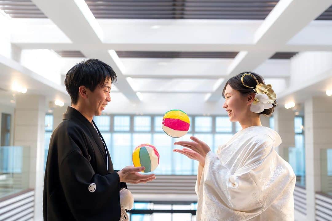 のインスタグラム：「. 和装にぴったりなアイテム紙風船を使った一枚✨  そして髪飾りも 白無垢にぴったりな胡蝶蘭と金の水引で 大人かわいい雰囲気に☺︎  ----------------------------------  公式HPでは卒花嫁さまの 挙式実例！ #ウエディングレポート を公開中◆* ▼詳しくは @the_leaves_premium_terrace TOPページよりご覧ください*  ----------------------------------  #ふたりの未来を探す旅 #dearswedding#ザリーヴスプレミアムテラス #群馬結婚式場#群馬結婚式#高崎結婚式#前橋結婚式#フィオーレビアンカ花嫁」