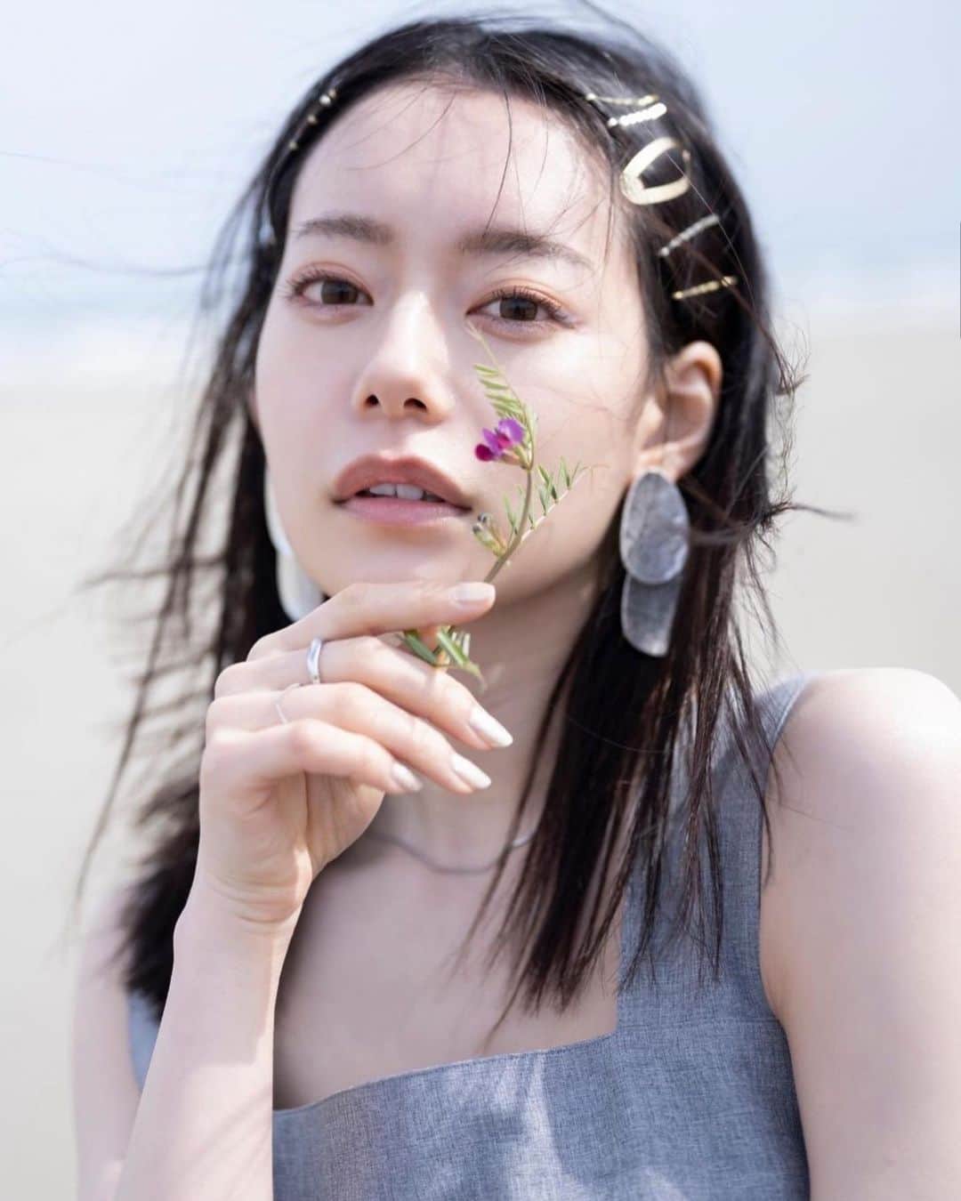 Vannie Officialのインスタグラム：「【 coming soon… 】  ・バルーンワンピース   light gray | beige ¥5940（tax in）  … Design …  ・デイリー使いに落とし込んだトレンドのバルーンデザイン ・太タンクなのでレイヤードはもちろん1枚着もおすすめ ・後ろボタンで長さ調節可能 ・ハイウエスト切り替えでスタイルアップ◎ ・ポケットあり ・ニュアンスのミックスカラー生地  … Styling …  今季GETしたいバルーンワンピがノースリーブタイプで登場。すとんとまっすぐ落ちるラインで、膨張しないシルエットがこだわり。裾のみバルーンな為、さり気なくトレンドを足元にONできる。カラーキャミやカーディガンのレイヤードもおすすめ。  ━━━━━━━━━━━━━━━━━━━━━  透け感：なし 裏地：あり 厚さ：普通 伸縮性：なし 光沢感：なし  ━━━━━━━━━━━━━━━━━━━━━━ ※詳しくは洗濯タグをご確認ください  @__nagomi32__   #zozoでしか買えない #vannie_u #ヴァニーユー」