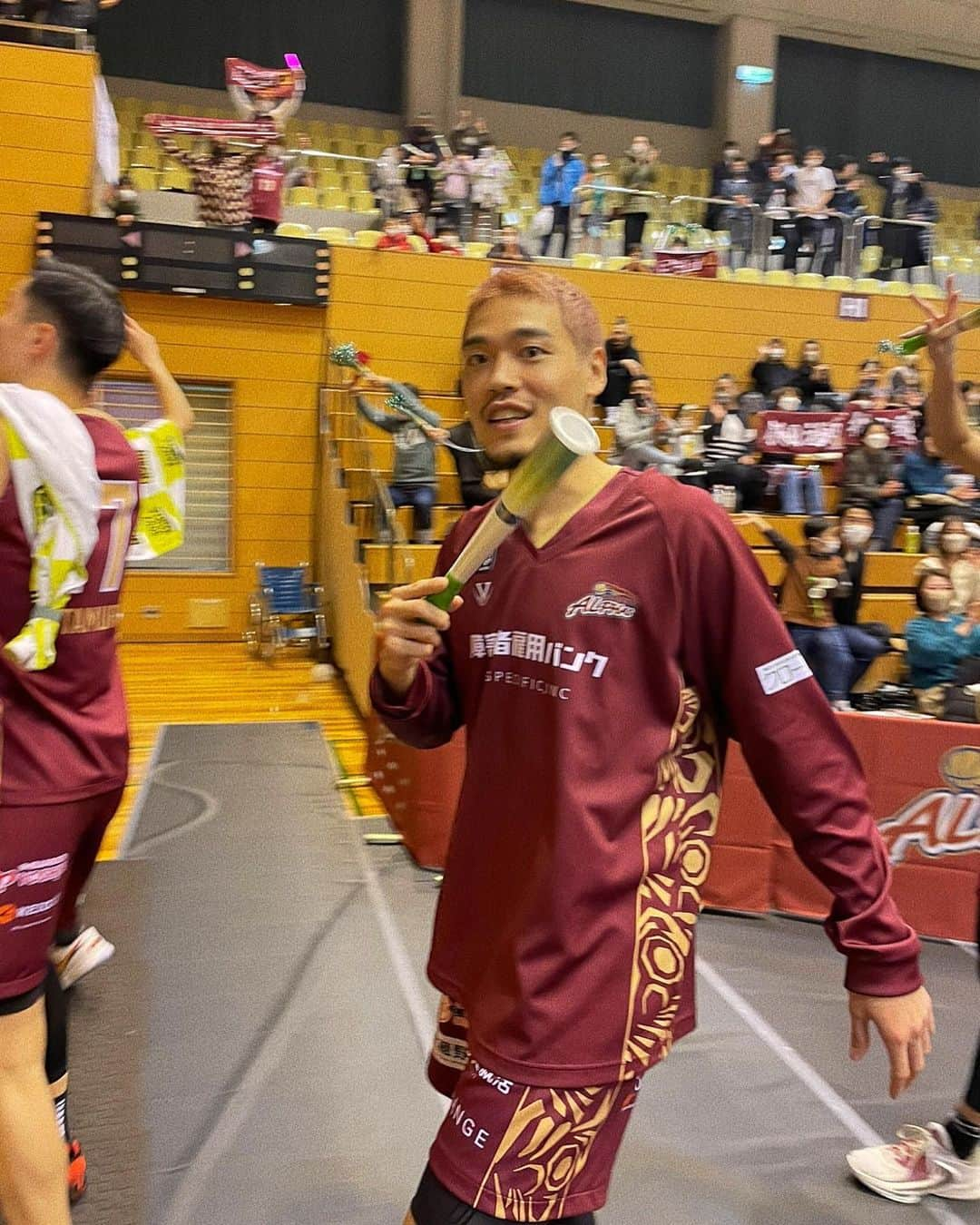 ステファニーさんのインスタグラム写真 - (ステファニーInstagram)「🦸🏽‍♂️🏀❤️‍🔥💐✨ B LEAGUE 越谷アルファーズ 旦那さんである長谷川智也のキャプテンとしての今シーズンが、昨日で終わった。  スポーツの世界は結果が全て。 正直、絶対に勝てると思っていた。  智也にとって古巣であるこのチームを彼はB1に昇格させるというミッションに向けて、毎日努力していたから。 いろんなことと、戦っていたから。 とてもいいチームだから。 みんなで、みんなの力で、勝ち上がってきたから。 信じていたから。  智也がファールアウトしてベンチに帰ってきた時、 見ていられないくらい苦しかった。 その時の思いがどれだけのものか。私なりにかもしれない けど、とてもよくわかったから。  悔しいでしかない。 思うことはたくさんある。  だけど試合が終わった後、ファンの皆さんが私の近くに 来てくれた。 みんなが泣きながら"お疲れ様でした"と、 拍手をしてくれた。 "これからも応援し続けます"と言ってくれた。  あまりにも落ち込んでしまって頭が真っ白だったけど、 その時に私は前を向く準備ができた。  こんなに素敵な人たちが一緒に戦ってくれていたんだと 信じてくれているんだと改めて感じさせてもらって 一ファンとして、私も挫けていてはいけないと思えた。  苦しくて悔しいけど、今シーズン得たものはきっと とても大きくて計り知れないもので 外側にいる私でさえとても素敵な世界を見せてもらえた。 一緒に、素晴らしい時間を過ごすことができました。  書ききれないほどの気持ちでいっぱいですが、とにかく 選手の皆さん、スタッフのみなさん、そしてファンの 皆さん、大切なMCであるCHEESEさんお疲れ様でした。 本当にありがとうございました！！  #love #life #basketball #bleague #バスケ #Bリーグ #越谷アルファーズ #ありがとう #&ナイスMCでした #愛」5月8日 19時43分 - steph_0928_