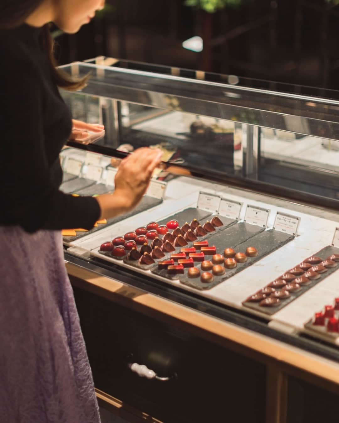 ザ・プリンス パークタワー東京さんのインスタグラム写真 - (ザ・プリンス パークタワー東京Instagram)「宝石のように美しいホテルメイドのボンボンショコラ。 大切な方へのプレゼントにはもちろん。ご自身へのご褒美にも。  Our original, silky-smooth bonbon chocolates glisten like delicious jewels. Treat yourself or someone special to a little box of shiny, sweet, succulent treats.  Share your own images with us by tagging @princeparktowertokyo —————————————————————  #theprinceparktowertokyo #chocolate #ThePreferredLife #ザプリンスパークタワー東京 #ホテルチョコ #ボンボンショコラ」5月8日 19時37分 - princeparktowertokyo