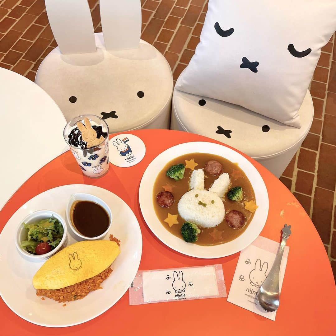 KANAKAさんのインスタグラム写真 - (KANAKAInstagram)「お目当てのミッフィーカフェ🐰  お店の中ぜーんぶかわいかった🥰  #ハウステンボス #ミッフィー #nijintje #ナインチェ #ミッフィーカフェ #カレー #オムライス #ミルクセーキ #herlipto」5月8日 19時39分 - canika_1111