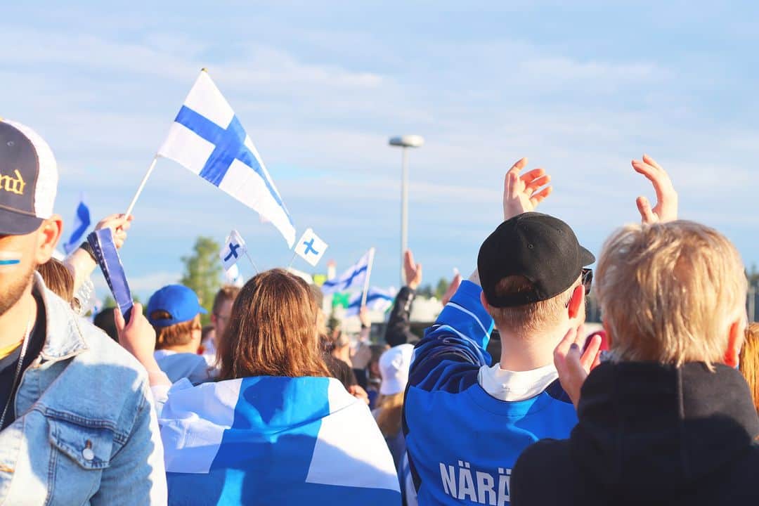 フィンランド政府観光局さんのインスタグラム写真 - (フィンランド政府観光局Instagram)「世界のサウナキャピタル（サウナ首都）タンペレがさらに熱く！🏒 今週末5月12日から、アイスホッケー男子の世界選手権がフィンランドのタンペレとラトビアのリガで共同開催されます。フィンランドの初戦は12日のアメリカ戦です。🇫🇮  大会期間中、タンペレはHome of Hockey（ホーム・オブ・ホッケー）として、街全体で様々なイベントが開催され、氷上以外でも盛り上がりをみせます。  この期間中にタンペレを訪れる機会のある人は、イベントに参加してフィンランド人と一緒に盛り上がってみませんか？🎉 https://kiekonkoti.tampere.fi/en/frontpage/  📸：Marko Kallio, Laura Paronen, Laura Vanzo/ @visittampereofficial  Kiitos! 🙏  #VisitTampere #homeofhockey #アイスホッケー #visitfinland #ourfinland #visitfinlandjp #finland #北欧旅行 #travelgram #フィンランド #フィンランド政府観光局 #北欧 #travel #instatravel #travel #travelgram #travelling #traveler #旅したくなるフォト #旅行 #旅 #海外旅行 #travelphotography  #タンペレ」5月8日 19時39分 - visitfinlandjapan