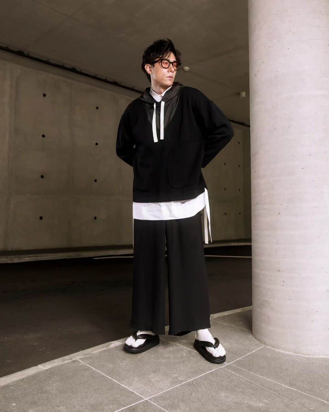 デスモンド・タンのインスタグラム：「Channelling the Japanese street vibes with my @OnitsukaTigerSG TIGER SETTA. Knowing that they are specially Nippon Made handcrafted in Japan makes the experience of wearing them even more authentic.  @OnitsukaTigerOfficial @OnitsukaTigerSG #TIGERSETTANM #OnitsukaTigerSG #OnitsukaTiger」