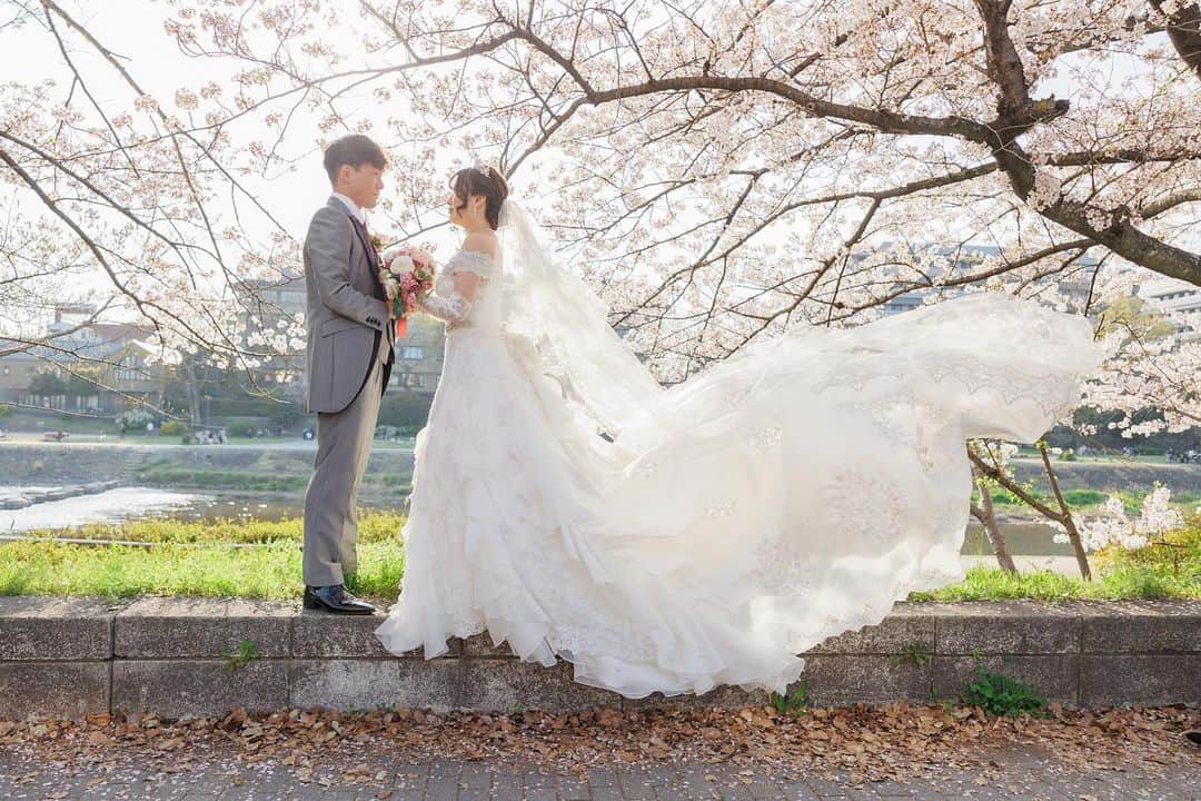 ArtGraceWeddingHillsさんのインスタグラム写真 - (ArtGraceWeddingHillsInstagram)「▼  愛する人と出逢い  愛する人と家族になる  そんな奇跡を 結婚式という１つの形に  人生で最高の1日をアートグレイスウエディングヒルズで  #アートグレイスウエディングヒルズ #アートグレイス京都 #たくさんのloveを届けよう #weddingphotography #weddingdress」5月8日 19時46分 - artgraceweddinghills