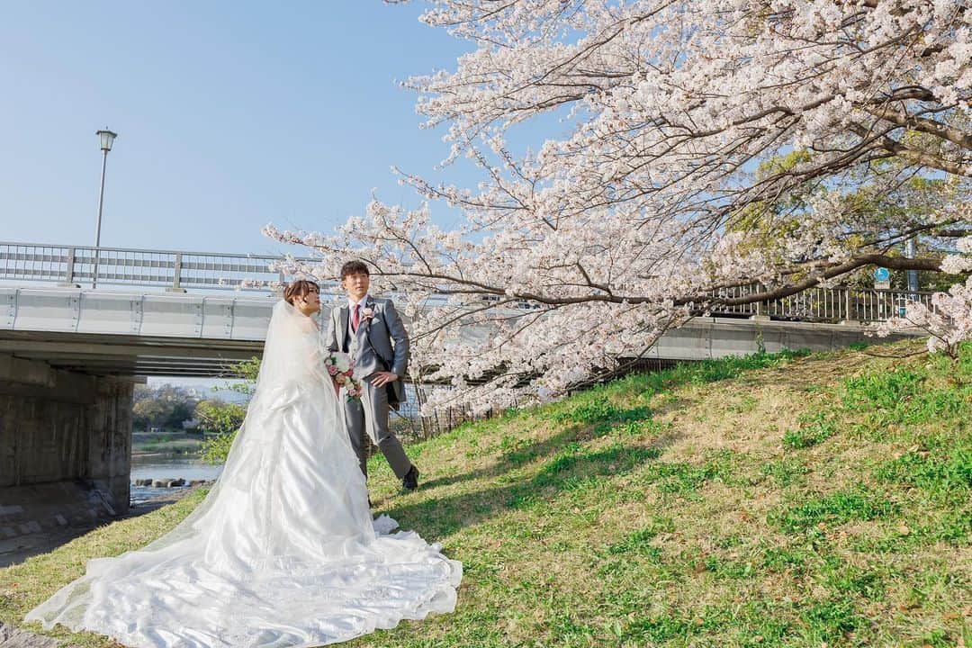 ArtGraceWeddingHillsさんのインスタグラム写真 - (ArtGraceWeddingHillsInstagram)「▼  愛する人と出逢い  愛する人と家族になる  そんな奇跡を 結婚式という１つの形に  人生で最高の1日をアートグレイスウエディングヒルズで  #アートグレイスウエディングヒルズ #アートグレイス京都 #たくさんのloveを届けよう #weddingphotography #weddingdress」5月8日 19時46分 - artgraceweddinghills