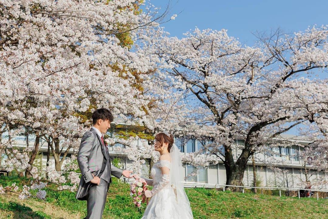 ArtGraceWeddingHillsさんのインスタグラム写真 - (ArtGraceWeddingHillsInstagram)「▼  愛する人と出逢い  愛する人と家族になる  そんな奇跡を 結婚式という１つの形に  人生で最高の1日をアートグレイスウエディングヒルズで  #アートグレイスウエディングヒルズ #アートグレイス京都 #たくさんのloveを届けよう #weddingphotography #weddingdress」5月8日 19時46分 - artgraceweddinghills