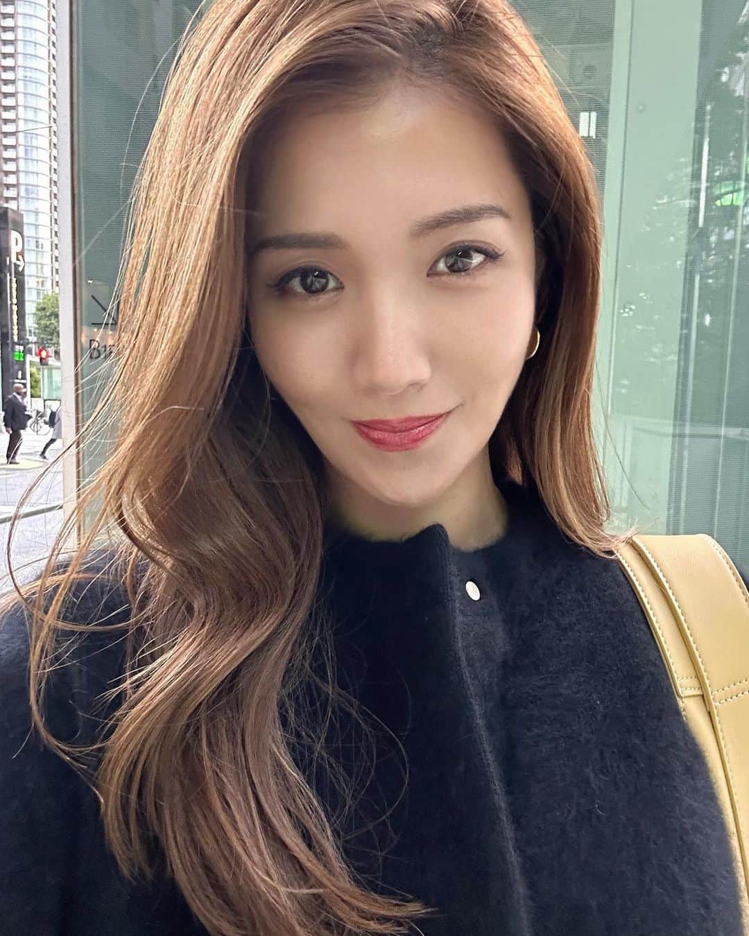 のインスタグラム：「❇️🔅  実際もっと落ち着いていますが （カメラと陽の光で明るく見えます） 髪の色が変化していって楽しいこの頃  カットも顔周りにレイヤーを多く入れてもらって ウェーブも出やすくなりました。 いつもありがとう💛 @yuki.hairdesigner  @chobii.omotesando   最近はお肌の調子もよく お気に入り美容食品？やら グッズやら、お化粧やらをご紹介したいのですが ぜんぜん追いついておりません。 早くして。と自分にいいつつ せっかちののんびりや継続中。やれやれ  話はまったく変わりますが ちかごろ食欲と睡眠欲が爆発しております。 そんな方、いらっしゃいませんか?? 今もずーっとグーグーと🐖。  今日も今日とて 何を食べようか考えております😮‍💨  ・ _______________________________________________  #love #life #loveislove #hair  #美容室 #カラー #カット」