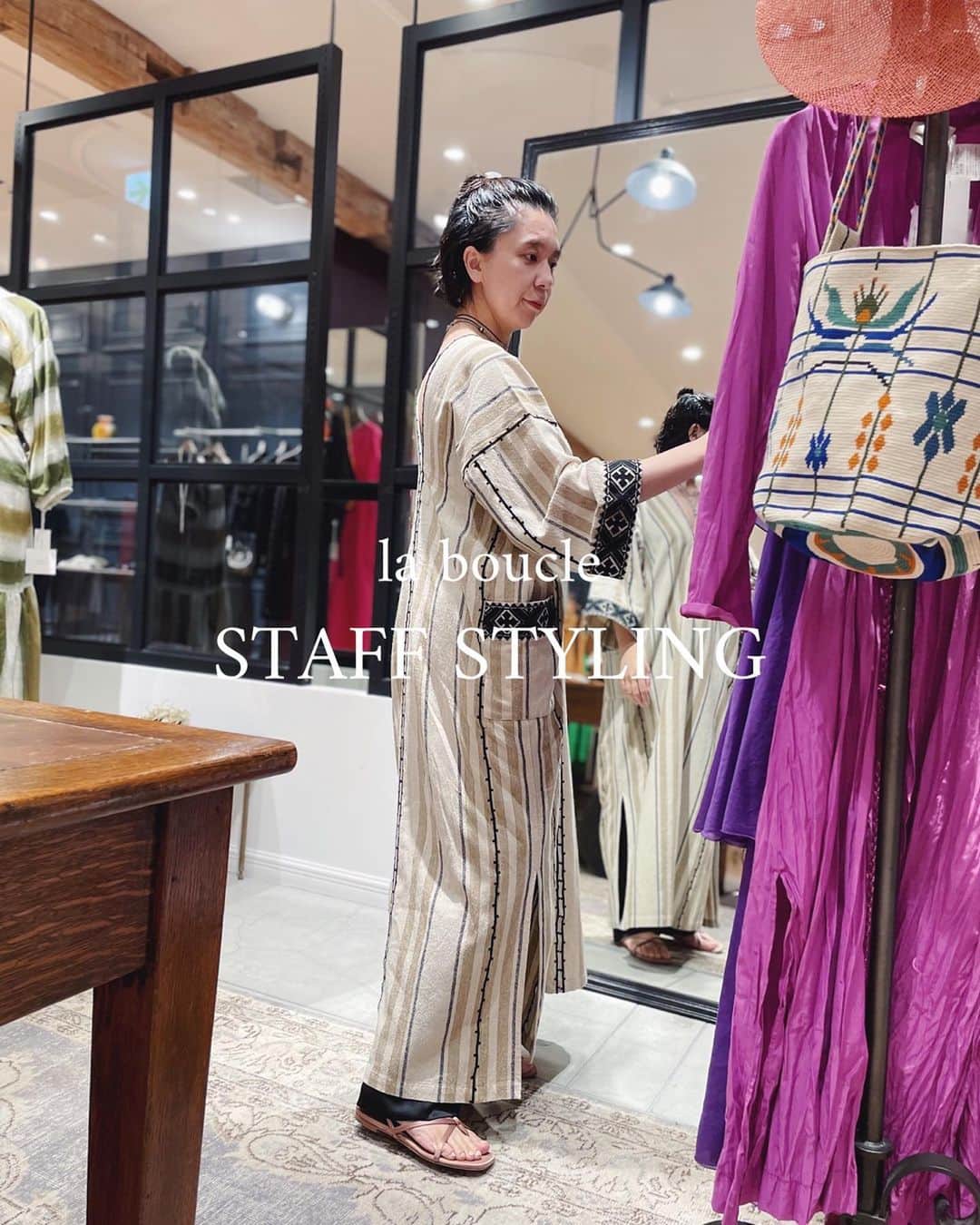 のインスタグラム：「〈la boucle STAFF STYLING〉  staff HAYASAKI この春のリアルバイアイテムと着こなしをご紹介。  styling,1 --------------------------- ・SARA MALLIKA one-piece 　¥39,600 intax ・TAサテンギャザーパンツ 　¥24,200 intax  夏になると毎年ワンピースな気分に。 今年はこちらにしました♪ la boucleのサテンパンツを合わせてシックな雰囲気にしてみました。  styling,2 --------------------------- ・クロスチェックキャミカップドレス 　¥47,300 intax  一目惚れしました！ 身体にフィットする緊張感も気に入っています。  styling,3 --------------------------- ・バックサテンチノパンツ 　¥22,000 intax  ・forte forte KnitBustier 　¥51,700 intax  意外と持ってなかったチノパン。 ワンサイズアップしてゆるっと履いています。forte forteのニットビスチェもお気に入りで、シャツやカットソーなど様々なレイヤードを楽しんでいます。  #laboucle_staff#laboucle_staffstyling#ienalaboucle#iena#イエナ#イエナラブークル#ienalaboucle_23ss」
