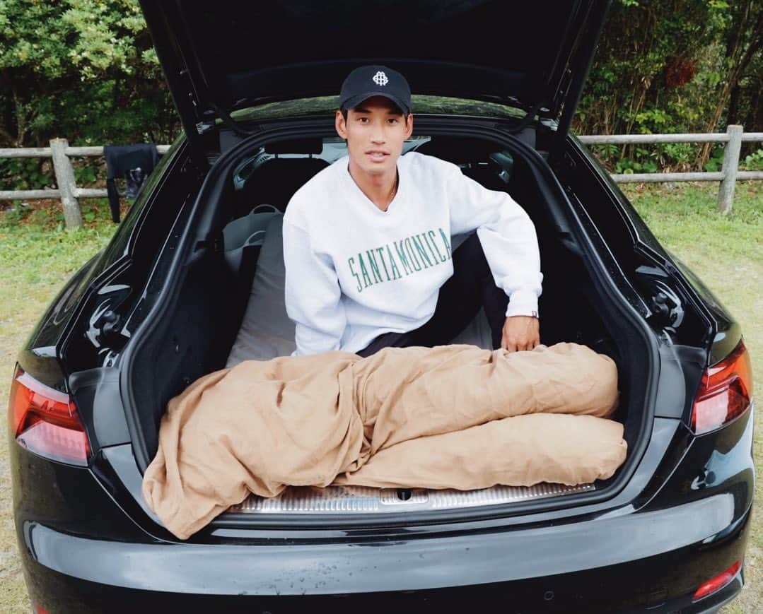 山中海輝のインスタグラム：「Audi A5にベットを作って車中泊してみたという動画です。笑 是非今日のYouTubeご覧ください。 Youtube→KAIKI YAMANAKA山中海輝  #週末サーファー #車中泊」