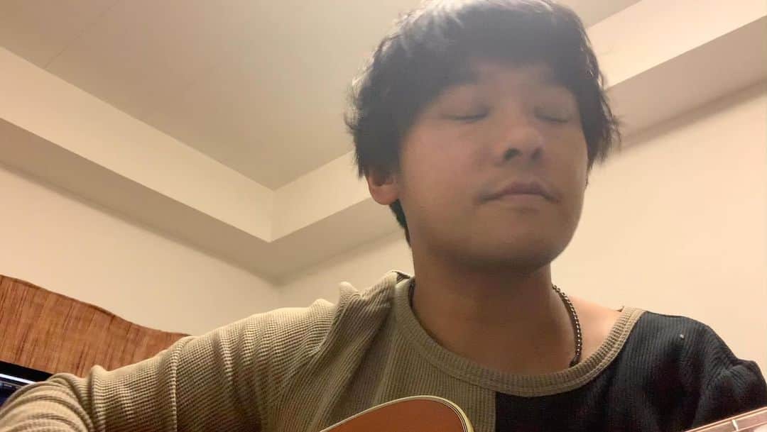 小田和奏のインスタグラム：「今日は焙煎屋さんで珈琲豆を買ってきたのでこんな感じの曲でも。」