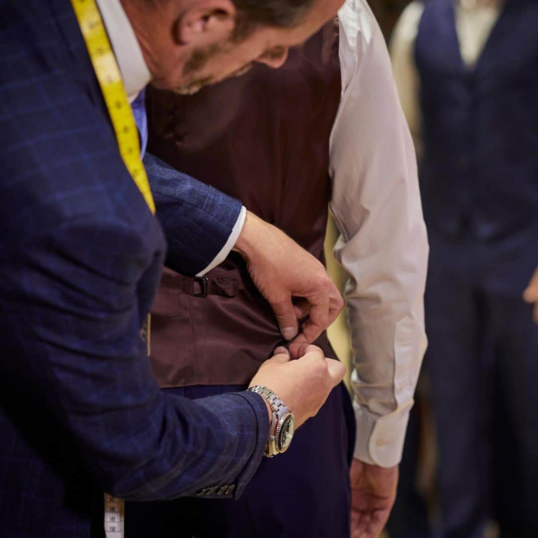 ハケットのインスタグラム：「If you're looking for a ready-to-wear suit with customised detailing, our Personal Tailoring service is the ideal option for you. Available in select stores across the UK and EU.   #HowToHackett」