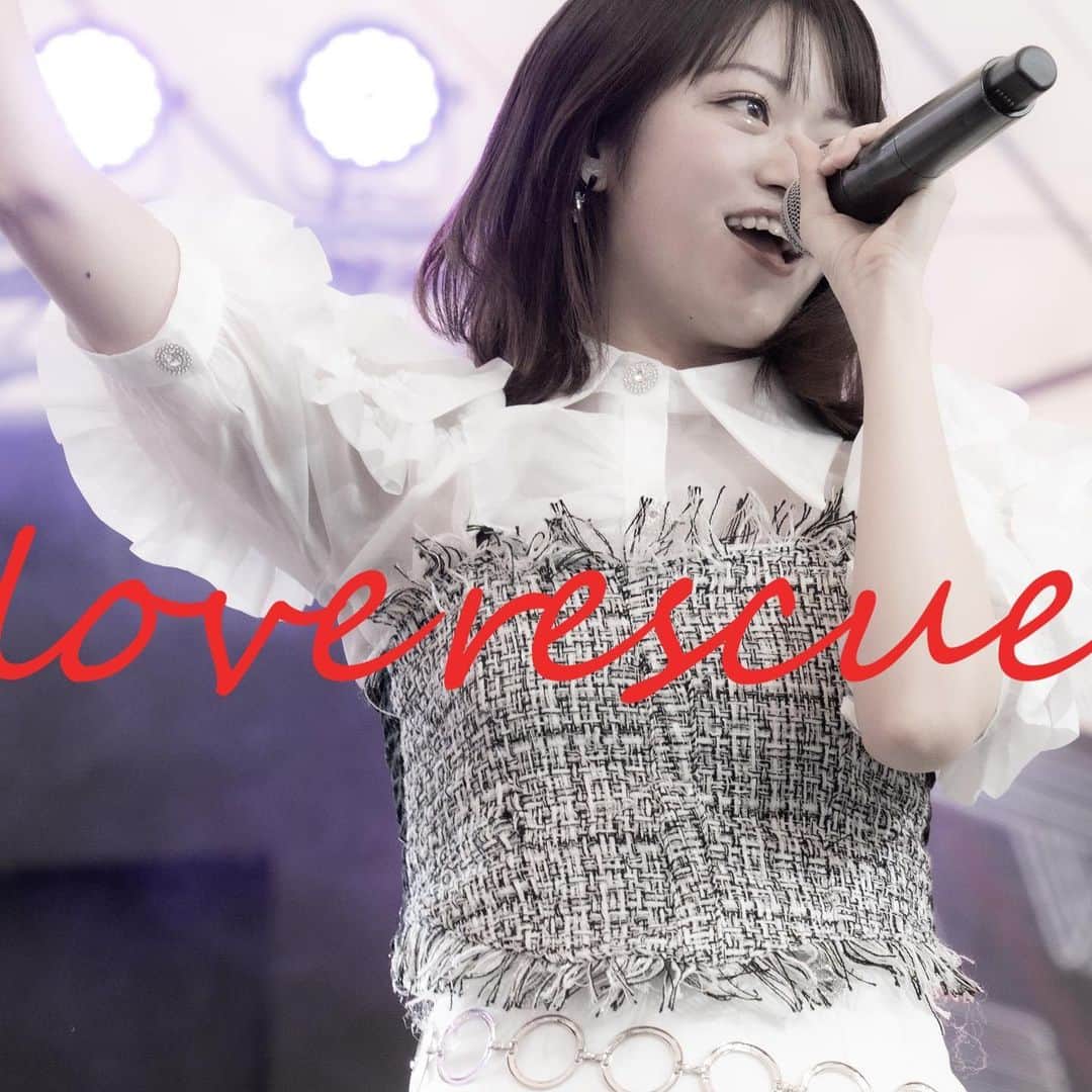吉川茉優のインスタグラム：「． 昨日配信リリース！ 「love rescue」  初披露は1年以上前で、作詞したのは2年前になります📝  ちょうど足の怪我をして、大好きなLIVEで踊ることもできず、焦ったり、私生活も不自由が多く、もどかしい時期でした。自分の気持ちを吐き出したい。でもそんなことしても誰も分かってくれない。自分でも珍しいくらい落ち込んでた。でもそんな出来事が作ってくれた詞です！  だからそんな過去を吹っ切るまではこの曲を歌うのもちょっと辛かった、笑（今はカラカラ歌ってます🎤笑）  今はみんなに愛してもらえる曲になって、配信リリース出来て嬉しいです😊  こんな話多分初めてしたんだけど、当時はこんな弱音吐いて心配かけたくなかったし、もう自分の中でも綺麗な思い出なので、制作秘話として書かせて頂きました！  是非たくさん聴いてください🎧  #loverescue #吉川茉優 #新曲 #music #instagood #instalike」