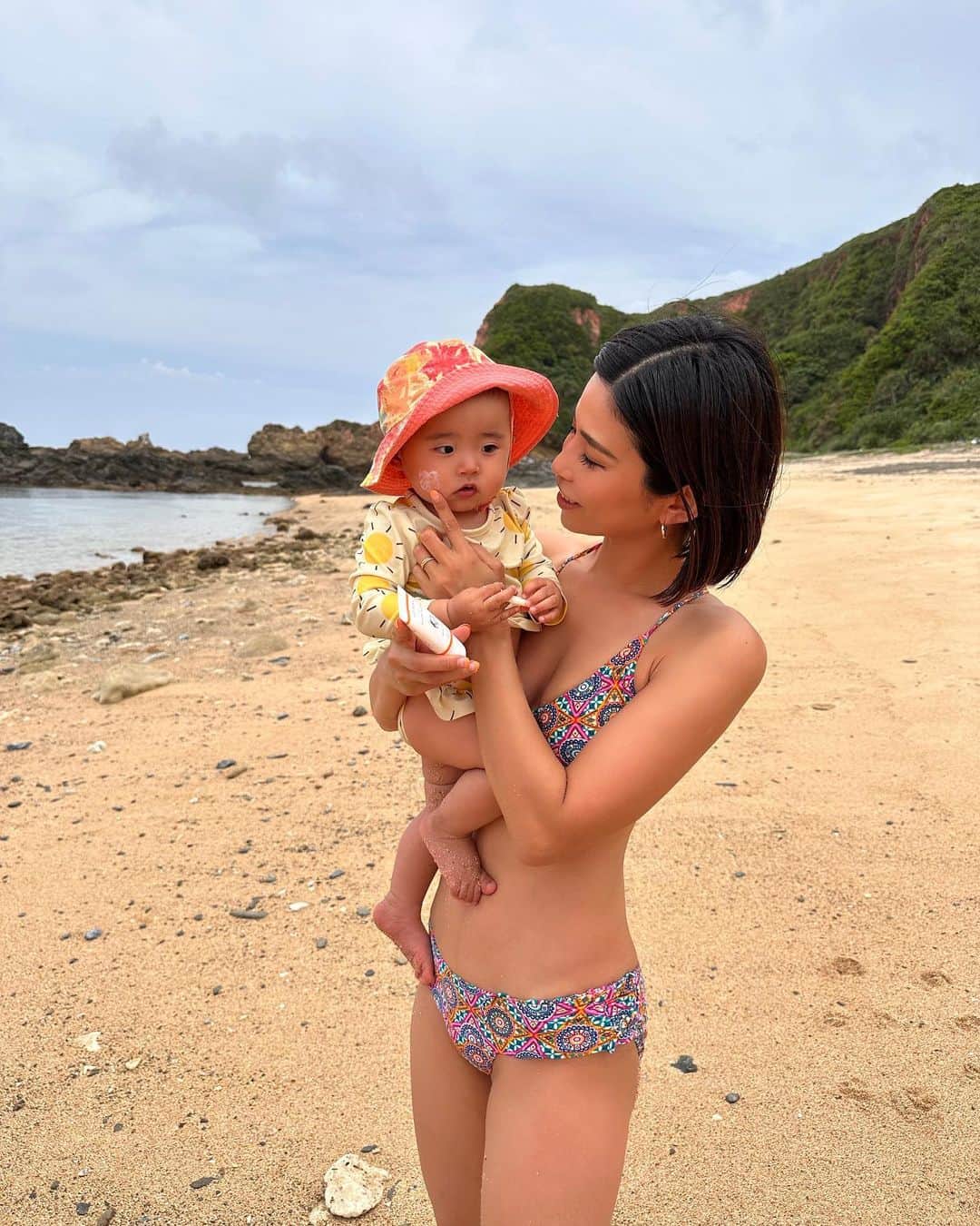 ANNA のインスタグラム：「新生児も使える BABYBORN の日焼け止めのご紹介☀️  SPF50+ PA++++ と高いUVブロック効果を持ちながら、着色料、合成香料、パラベン、アルコール、シリコン、植物由来香料フリーと無添加に拘っているから安心して使えます🌊  エステティシャン高橋ミカさんとママモデル東原亜希さんの現役ママ2人がこだわって作ってるんだって🤔納得❣️  サラっとしたテクスチャーで娘はもちろんだけど、38歳の私が顔に塗ってもパサつかずしっとり感！笑 本当にちゃんと親子で使える日焼け止めです🫶  沖縄は紫外線が強いからいつもバッグに忍ばせてます🌴  #baby_born_jp #mishiilist #ミッシーリスト #高橋ミカ #東原亜希 #ベビーボーン #BABYBORN #ベビースキンケア #日焼け止め #日焼け止めミルク #日焼け止めクリーム  #ウォータープルーフ #紫外線対策 #日焼け対策 #SPF50+/PA++++ #親子で使える  #出産準備 #新米ママ #赤ちゃんのいる暮らし #赤ちゃんのいる生活 #アンバサダー #PR」