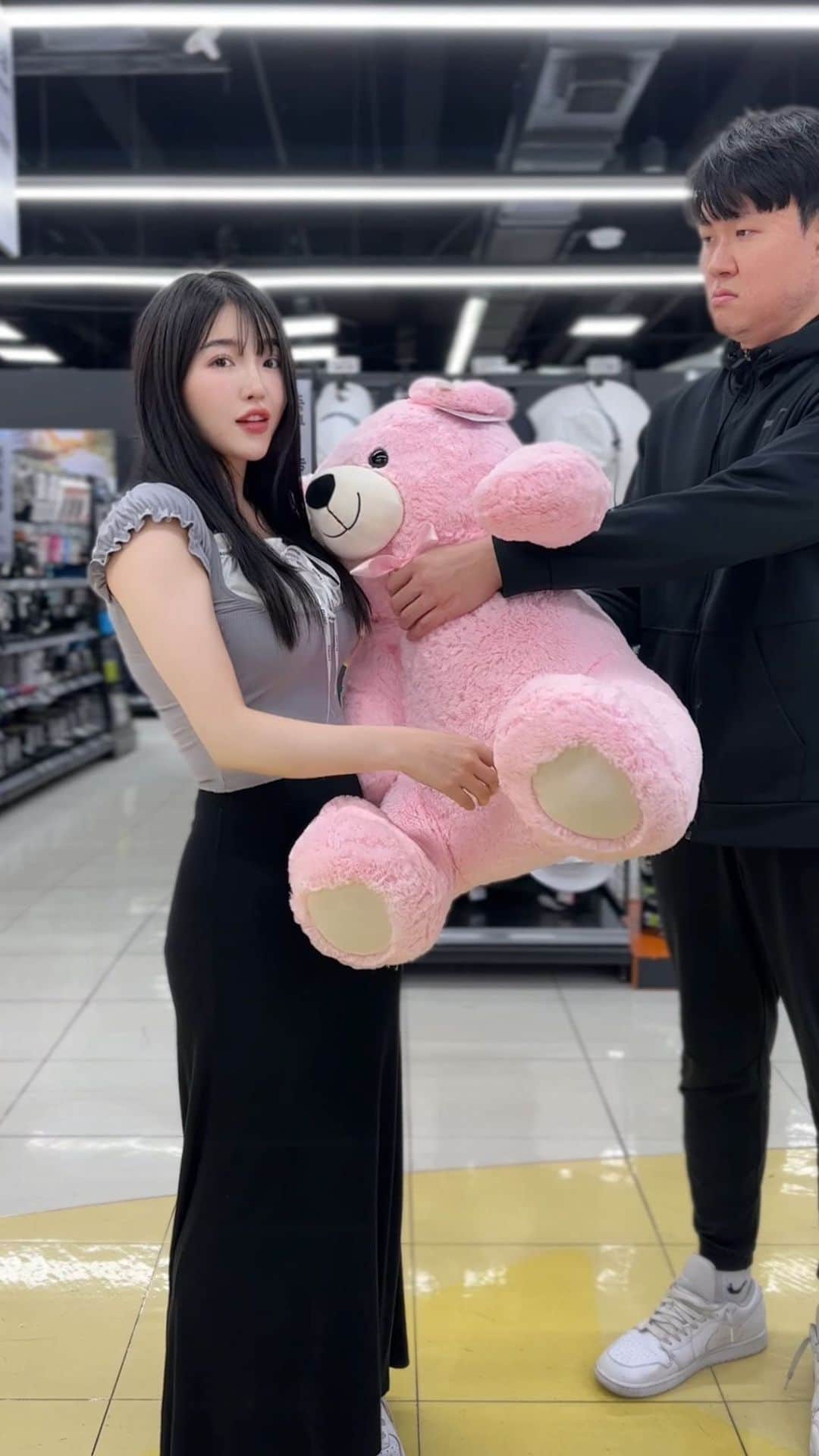 のインスタグラム：「we bump into the #anime world😉🎞️ . . . #reels #reelsviral #couple #love #funny #animeedits #ai #릴스 #커플 #웃긴짤 #부부 #애니 #アニメ #リール #カップル」