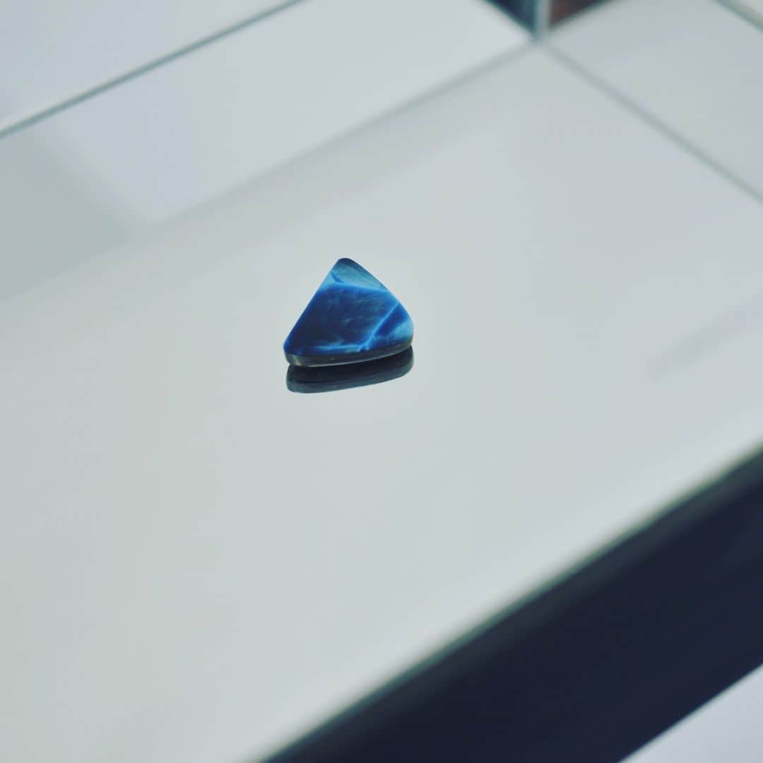 小林エリカのインスタグラム：「「彼女は鏡の中を覗きこむ」 She Looks into the Mirror at Gallery 360°　2014  Synthetic gem (synthetic jade) Victoria stone Imori Stone (IL-Stone) (Victoria stone, acrylic mirror, wooden box) 2014  Mirror Wood, Paper, Silver foil and Ink, 2014  The same amount of diamonds for each year she lived. (One diamond, 55 synthetic diamonds, mirror and wooden box) 2014 ―彼女曰く ダイヤモンドにはラヂウムをかざせばいい 本物か偽物かすぐわかる  "She Looks into the Mirror" Expose it radium, she said, to see if the diamond is real or not.  Photo by Kasane Nogawa  The synthetic jewel the scientist Dr. Satoyasu Iimori(Iimori of Imori stone)created after the war. During World War II, Iimori was formerly in charge of uranium condensation in the ‘Ni (as in Nishina) research’ team led by Yoshio Nishina for developing the atomic bomb in Japan. Riken Rare Element Industry Co., Ltd. relocated to Ishikawa-machi, Fukushima prefecture where uranium containing ore was produced, from Tokyo, after the city was burnt down from the 1945 air raid. Iimori continued his research there as well. Although Iimori’ s synthetic jewels had been produced since 1962, importance was put on it being natural instead of how it looked, so its production was suspended after the early 1990s.  "She Looks into the Mirror" Translated by Brian Bergstrom @asa_no_burei In the upcoming book "SUNRISE -Radiant Stories-" @astrahousebooks  #shelooksintothemirror #erikakobayashi」