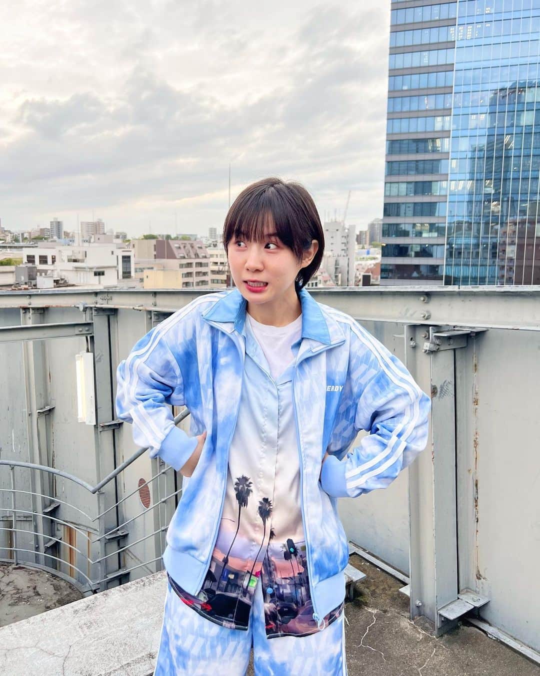 光永のインスタグラム：「空コーデ⛅️🫶🏻(空コーデ？？？) 青空と夕暮れ、どっちも着てやった。 ジャージは楽でいいよなぁ☺️ ㅤㅤㅤㅤㅤㅤㅤㅤㅤㅤㅤㅤ ジャージ：#NERDY シャツ：#atmospink スニーカー：#ugg ㅤㅤㅤㅤㅤㅤㅤㅤㅤㅤㅤㅤ #トラックジャケット #メンズライクコーデ #ジャージコーデ #セットアップコーデ #ボーイッシュコーデ #ストレートショート #ハーフパンツコーデ」