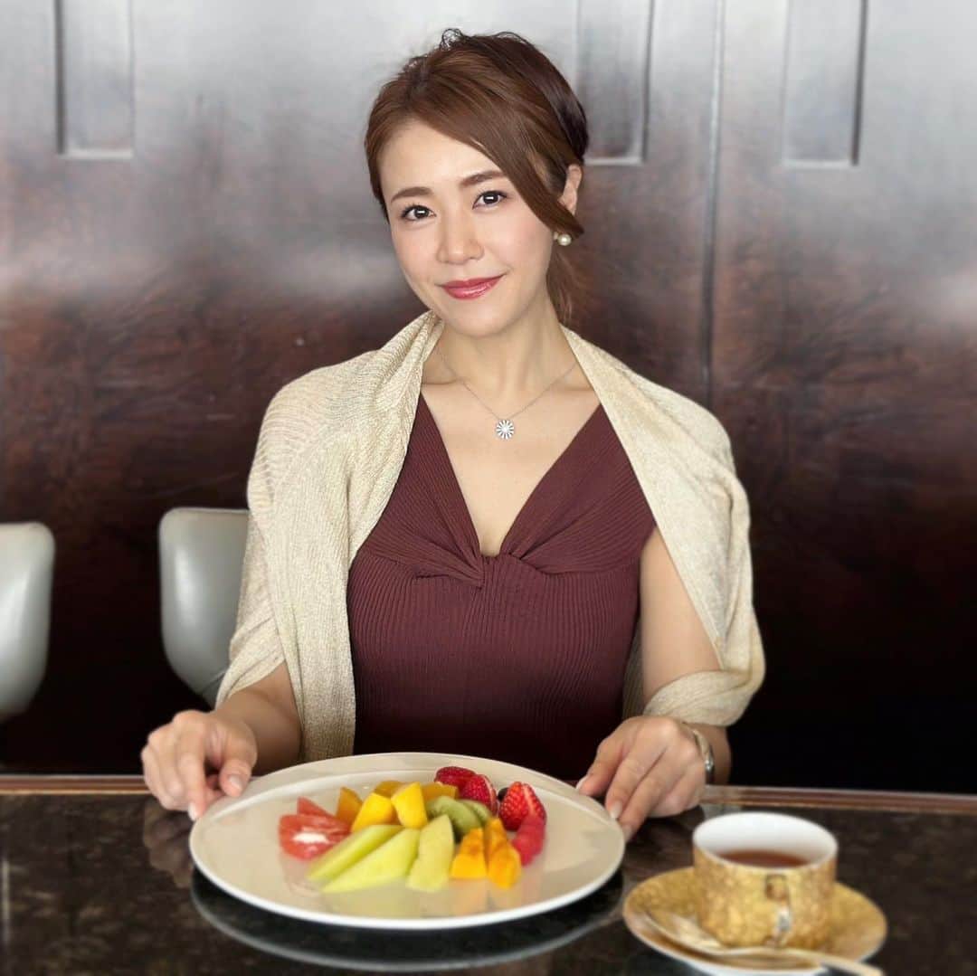 しろまっするのインスタグラム：「･ Live your life and enjoy the little things 🫶💛  たまに無性にフルーツ食べたくなる🍎🍇🍋🍐🍇🍓🍑🍉  #healthyeating #healthyhabits #tokyocafe #fruitslover  #しろまっする」