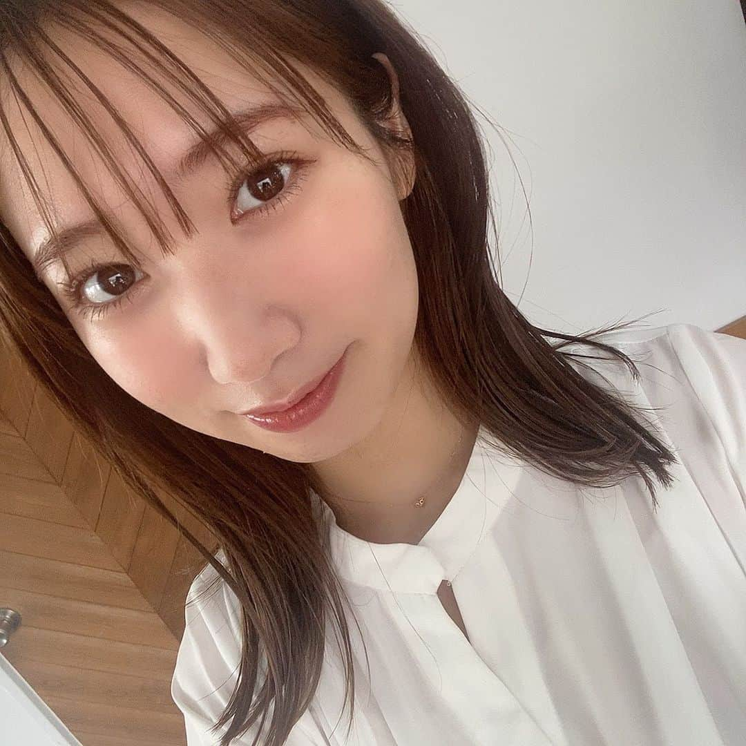 上野優華のインスタグラム：「撮影日でした！  メイクさんに透明感出てきたのでは？と 褒められて調子のった☺️笑 解禁されたらまたお知らせするね！  間もなく #恋愛シグナル リリースツアーも スタートなので この透明感(？)キープしたいというか増し増しになりたい。」