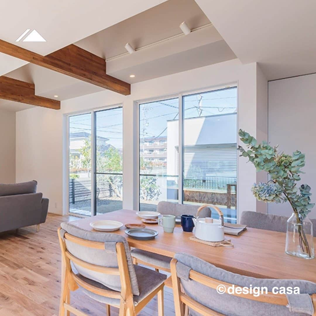 ONLY ONE HOUSE 株式会社 新谷組のインスタグラム：「* 　select from／Haus -ハウス- 【自由設計  design casa 】  北側に設けた庭が快適なお家  庭の道路側に、一枚の壁を設置し 周囲の目線もカットする事で 気兼ねなく庭で過ごしたり バーベキューもできたりします✨  -------------------------------------- more photos...▷▷ @lidgehaus  follow me🕊 --------------------------------------  私たち#リッジハウス の目指すべき姿。 それは、「住まいの創造を通して 幸せな家族の未来を創出する」こと。  家を手に入れた満足よりも、 住んでからの満足を永続的に味わう。  そのために何気ない日常に 幸せを感じられる、 #さ”を大切にした #家づくり のお手伝いをしたい。  そんな想いから #LIDGEHAUS は誕生しました🌱  Life is Designed General Enjoyment. ー 幸せは、いつも 何気ない日常にある。ー  #工務店 #新築 #一戸建て #マイホーム #マイホーム計画 #注文住宅 #デザイン住宅 #おおい町 #舞鶴市 #高浜町 #小浜市 #敦賀市 #若狭町 #美浜町 #嶺南 #庭のある家 #北側の庭  #吹き抜け #レッドシダー」