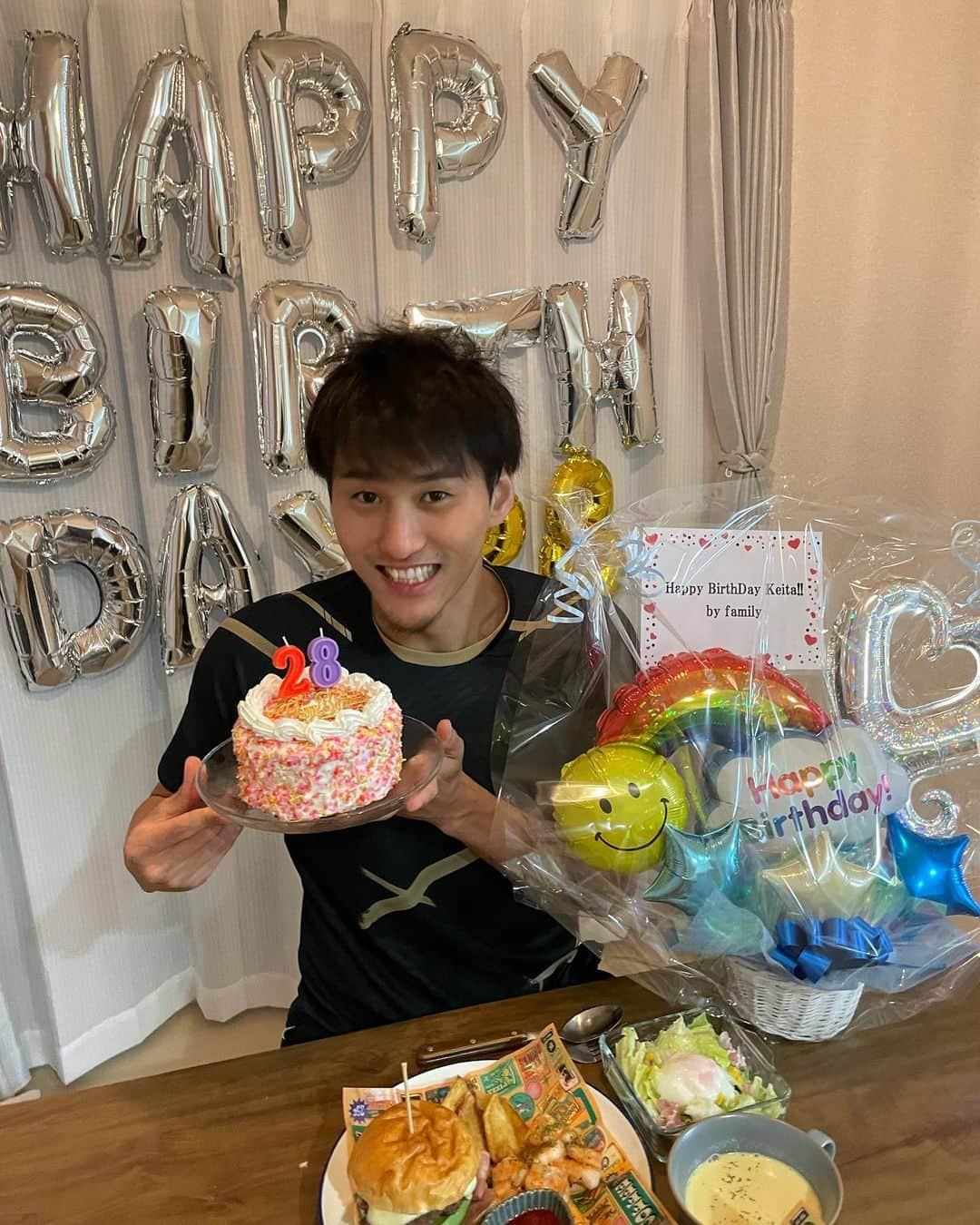 砂間敬太のインスタグラム：「ぜーーんぶ手作り🎂 最高の誕生日でした！ 何歳になっても誕生日は嬉しいし楽しい！  また明日から頑張れます🏊‍♂️」