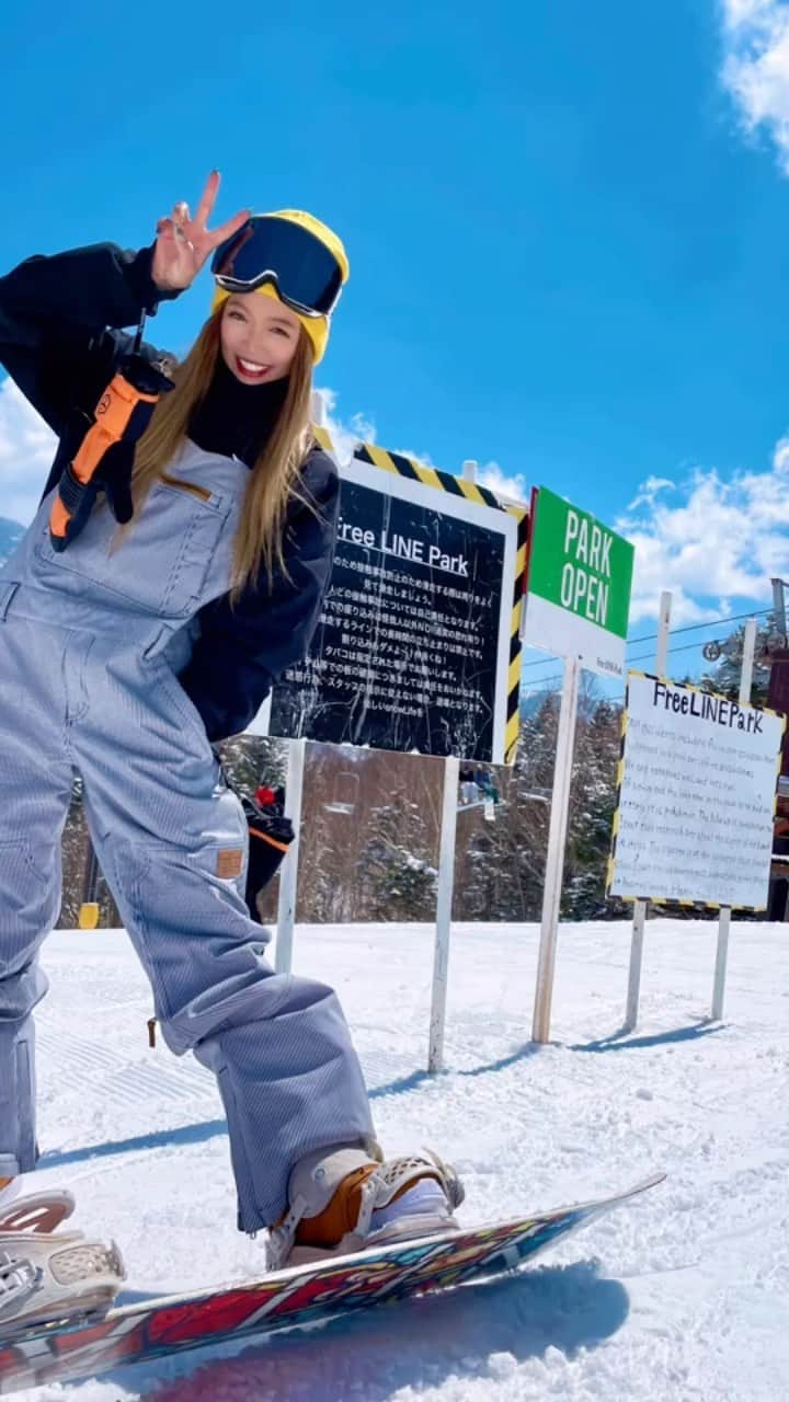 つっきのインスタグラム：「奥志賀フリーラインパーク🏂⚡️ 滑り下手くそだけどたくさん 撮ってもらいやした🤳✨ 最後まで見てけろ😇🫶🌈 BGMはしゅーととげんちゃんの- ̗̀📢😍💖 ． イベントも重なってて混んでたけど 色んな人いて刺激になったよ🥰💟 ． そしてつっきこの日でスノボ シーズンアウトしました👏💮 来年は篭りたいなって考えてる🤭💖 ． 🧢👕🩳👟 @dc_womens @dcshoes_japan  @dc_snowboarding @dcshoes  🥽 @flex_japan @flex_japan  🗻  @okushigakogen_resort  🎧🎶💕 @shootshimada @maxxxx_tokyo  @super_shimada_brothers  ． ． #snowboarding #snowboardlife #2023 #dc #dcshoes #dcsnowboarding  #flex_japan #nitro #swag #springsnowboarding #l4f #hermosa #awesome #goodvibes #yukiyama #スノーボード #スノボ #スノボー #ゲレンデ #雪山 #ゴーグル #スノーゴーグル #スノーボードウェア #スノボー女子 #スノボ女子 #スノボー女子 #奥志賀高原 #イケイケのイケ #すきすきのすき❤️」