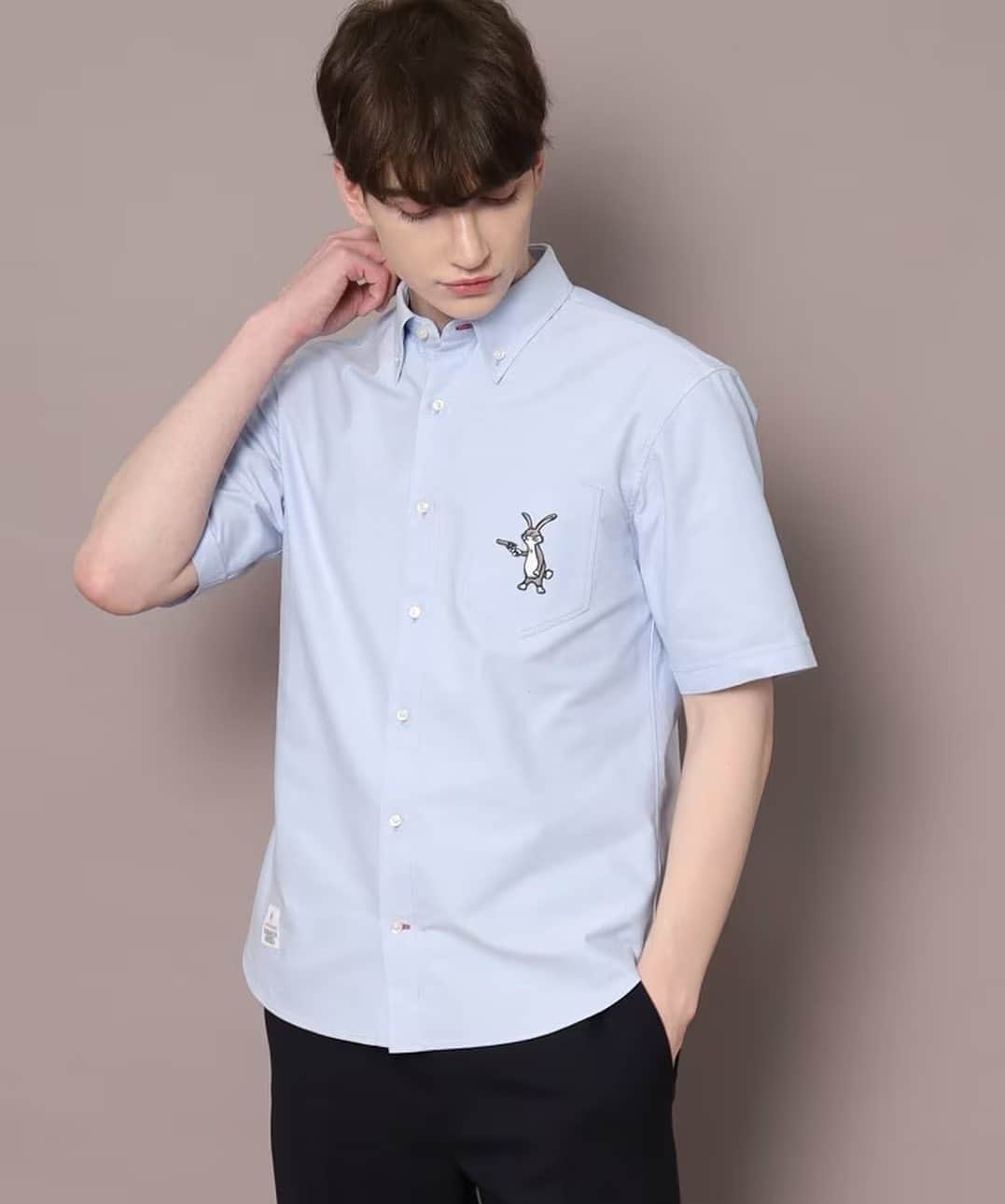 DRESSTERIOR_MEN_ドレステリアのインスタグラム：「. 【New arrival！】  ディレクター描き下ろしのうさぎのキャラクター『ガンラビット』🐰 可愛いだけではなく、辛口なキャラクターを繊細な刺繍で胸にワンポイントとして入ったシャツはシンプルながらもコーデのメインとして引き立たせてくれます。  是非、店頭でご覧ください。  #dressterior #ドレステリア ⁡ ⁡ ⁡  ⁡ ⁡ ⁡ ⁡ ------------------------------------------- ⁡ ▪️dressteriorオフィシャルアカウント @dressterior_official ⁡ ▪️メンズ用アカウント @dressterior_men   🏷ガンラビット エイブロイ シャツ ¥17,600(税込)」