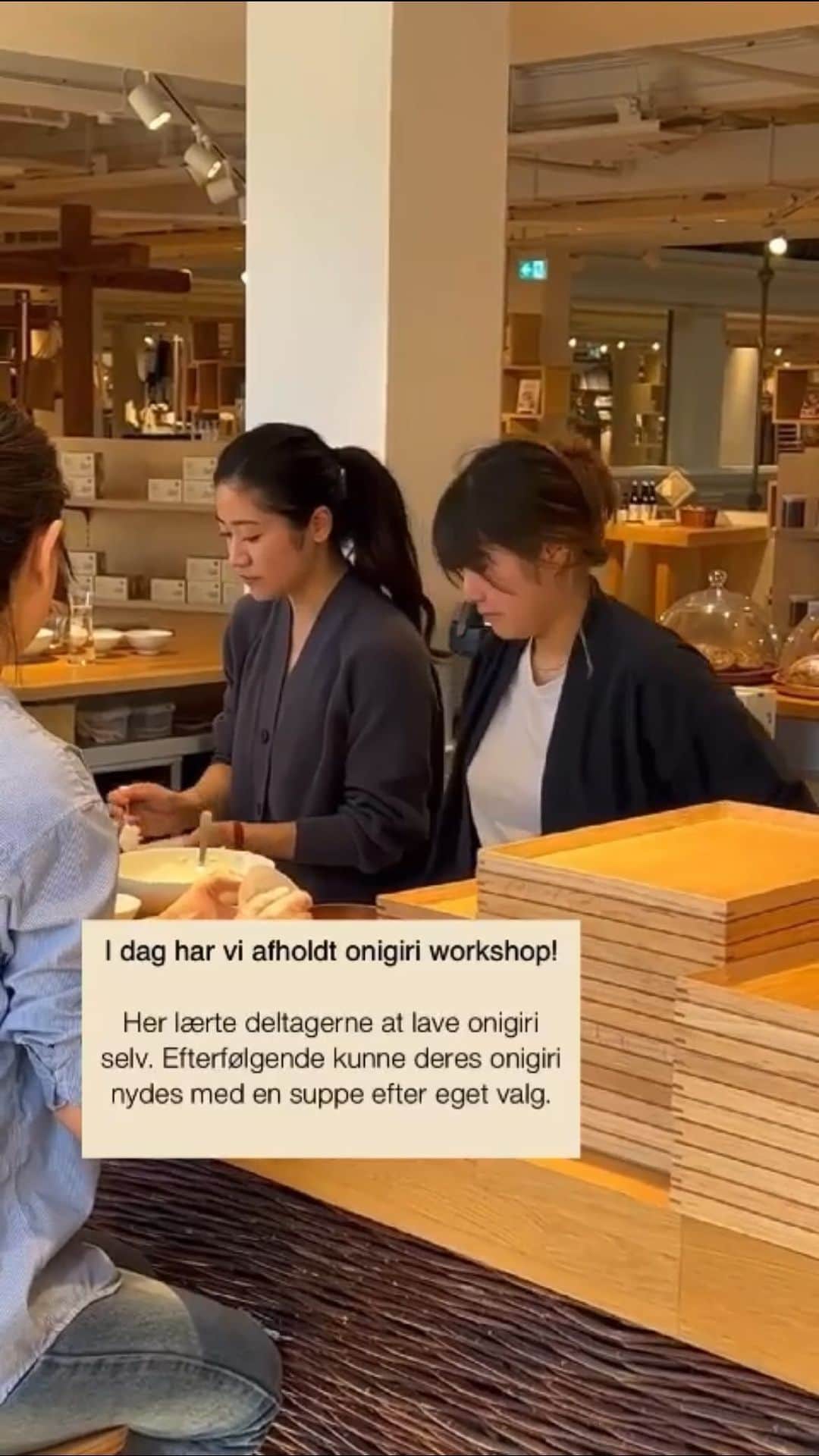 大野南香のインスタグラム：「* Onigiri workshop 🍙 デンマークの無印良品でのおにぎりワークショップ🍙 参加しにきてくれる人たちは様々で 日本に旅行したことがあります！とか 日本食が大好きです！とか みんなすごく興味を持ってきてくれるから おにぎりを作るっていうとてもシンプルなことだけど 少しでもおにぎりを通して日本の食文化が伝わるといいな☺️  "いただきます。"  Lovely onigiri workshop at @mujidenmark 🍙! We hope we can share our food culture through this little lovely onigiri with you ☺️🫶  " Itadaki masu ! "  #everydayhappy � ☺︎ #onigiri #おにぎり」