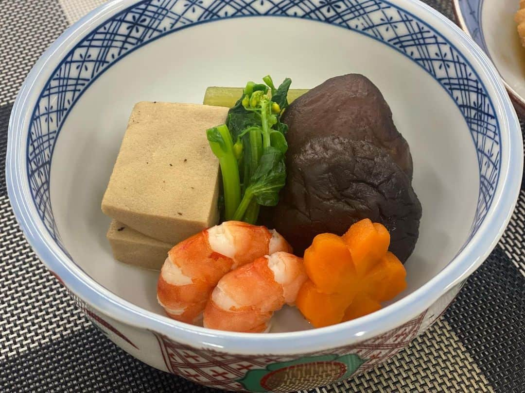 桝田沙也香さんのインスタグラム写真 - (桝田沙也香Instagram)「* 日本食満喫のお献立🍚🇯🇵 ・ふきの当座煮 ・炊き合わせ ・厚揚げの肉詰め  季節的に滑り込んだ、ふき。笑 旬を楽しめました🍃  ヘルシーだけどボリューミーな厚揚げの肉詰め🙋‍♀️ まだまだ食べ盛りの私には もってこいのおかずです🤣  それから面白いお料理、「炊き合わせ」 別々に煮た物を最後の器で盛り合わせる。 それぞれの持ち味が凝縮された究極の一皿✨  身体も心も整う幸せご飯💓  #丁寧な暮らし#お料理#献立#日本食#和食#くっきんぐらむ#cooking#手作りご飯#魅せる料理#アナウンサー#テレビ朝日アナウンサー#桝田沙也香」5月8日 20時16分 - sayaka0masuda