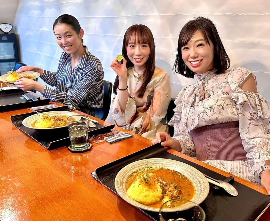 島川未有のインスタグラム：「カレーデイ🍛 King Gnuのメンバーのお母様が経営されているお店🥹 カレーはもちろん、前菜からデザートまで巧みなスパイス使い🤤そして、ライムでもレモンでもなく、すだちをかけていただく所が粋✨✨ すだちって万能🥰 フードファイターのように毎日食べまくったGWでした😆 こりゃ痩せない😂  #徳島#徳島カフェ#徳島グルメ#徳島ランチ#徳島カレー#阿南カフェ#阿南グルメ」