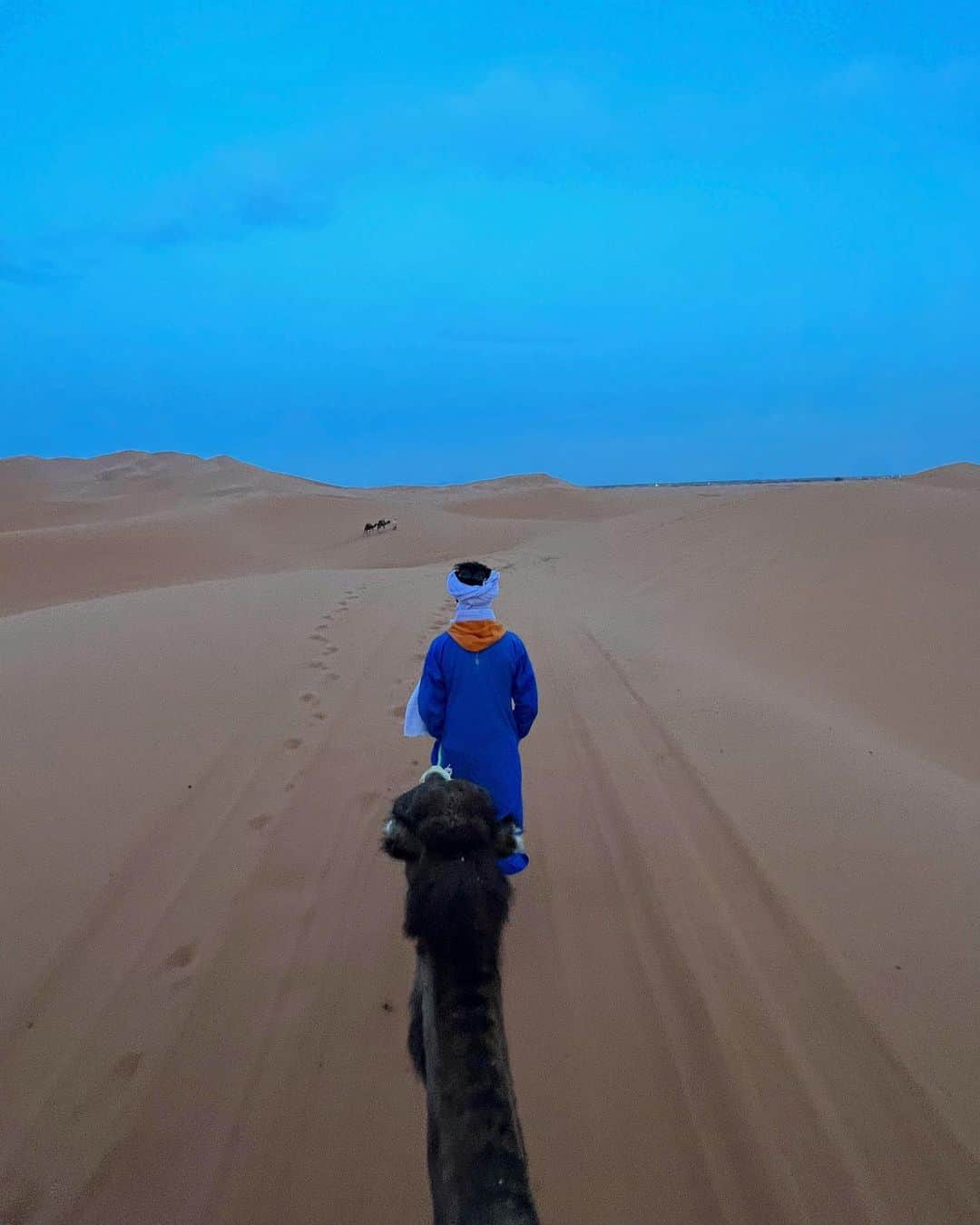 一双麻希 さんのインスタグラム写真 - (一双麻希 Instagram)「マラケシュ出発から2日、サハラ砂漠に到着。 モロッコへ行こうと決めた一番の理由は、 『サハラ砂漠でラクダに乗ってキャンプしたい！』ということでした。😌 この様子や感じたことはまた改めてYouTubeでも詳しくupしたいと思います。✨ 行きは曇っていたけど帰りは朝日が本当に美しく..🐫 夜は、色んな言語が混じり合う中で焚き火をしたり、 民族の音楽を聞いたり、皆んなで楽器を奏でたり。 心に刻まれる幸せな瞬間になりました。  📍サハラ砂漠 #saharadesert    メルズーガ #merzouga   #いっそうまき旅行記  #サハラ砂漠 #サハラ砂漠ツアー   #モロッコ #マラケシュ  #morocco  #marrakesh #moroccotravel #worldtraveler #europetrip #モロッコ旅行 #モロッコ観光 #ヨーロッパ旅行 #مراكش#المغرب جامعالف #旅が好き #旅好き女子 #旅好きな人と繋がりたい #海外旅行 #海外一人旅 #女一人旅 #山ガール #自然が好き #アウトドア好き #山好き #キャンプ好き #キャンプ女子 #焚き火」5月8日 20時27分 - isso_maki315