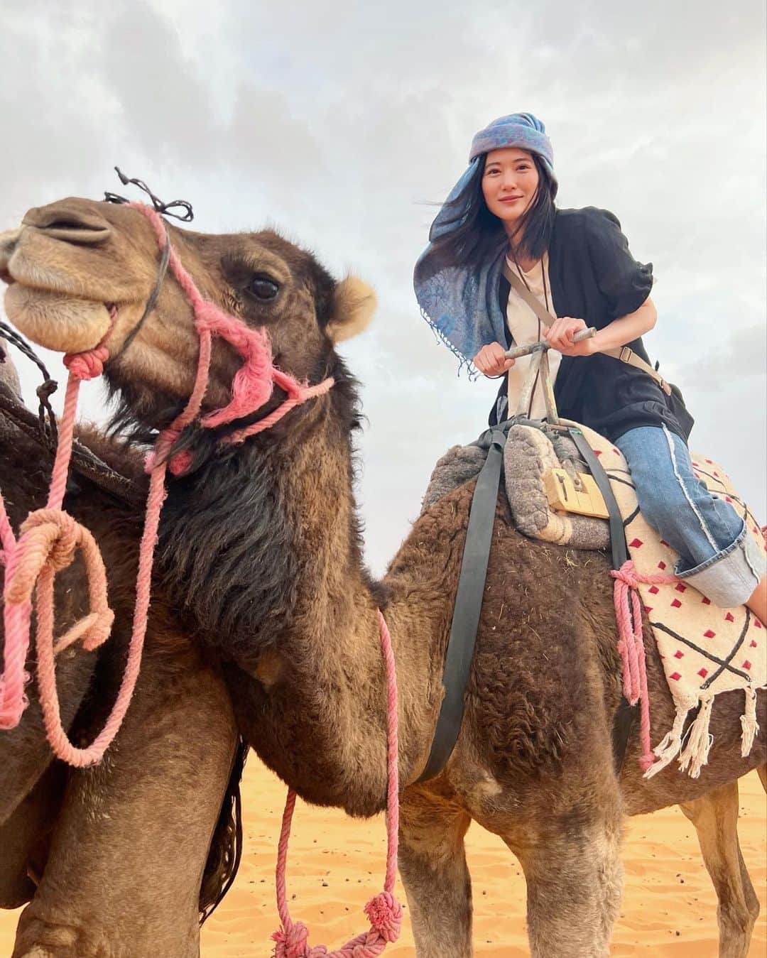 一双麻希 のインスタグラム：「マラケシュ出発から2日、サハラ砂漠に到着。 モロッコへ行こうと決めた一番の理由は、 『サハラ砂漠でラクダに乗ってキャンプしたい！』ということでした。😌 この様子や感じたことはまた改めてYouTubeでも詳しくupしたいと思います。✨ 行きは曇っていたけど帰りは朝日が本当に美しく..🐫 夜は、色んな言語が混じり合う中で焚き火をしたり、 民族の音楽を聞いたり、皆んなで楽器を奏でたり。 心に刻まれる幸せな瞬間になりました。  📍サハラ砂漠 #saharadesert    メルズーガ #merzouga   #いっそうまき旅行記  #サハラ砂漠 #サハラ砂漠ツアー   #モロッコ #マラケシュ  #morocco  #marrakesh #moroccotravel #worldtraveler #europetrip #モロッコ旅行 #モロッコ観光 #ヨーロッパ旅行 #مراكش#المغرب جامعالف #旅が好き #旅好き女子 #旅好きな人と繋がりたい #海外旅行 #海外一人旅 #女一人旅 #山ガール #自然が好き #アウトドア好き #山好き #キャンプ好き #キャンプ女子 #焚き火」