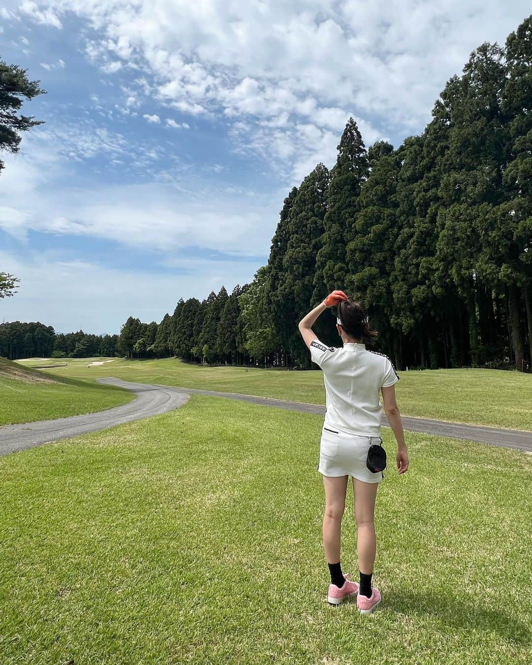 西村まどかのインスタグラム：「地元の同級生たちとゴルフ⛳️ ゴルフまわる未来なんて想像してなかった！笑 あの頃思ってたより、大人ってタノシーー  妹のゴルフクラブとグローブを拝借🤫  #ゴルフ #ゴルフウェア #ゴルフ女子  #フクイカントリークラブ」