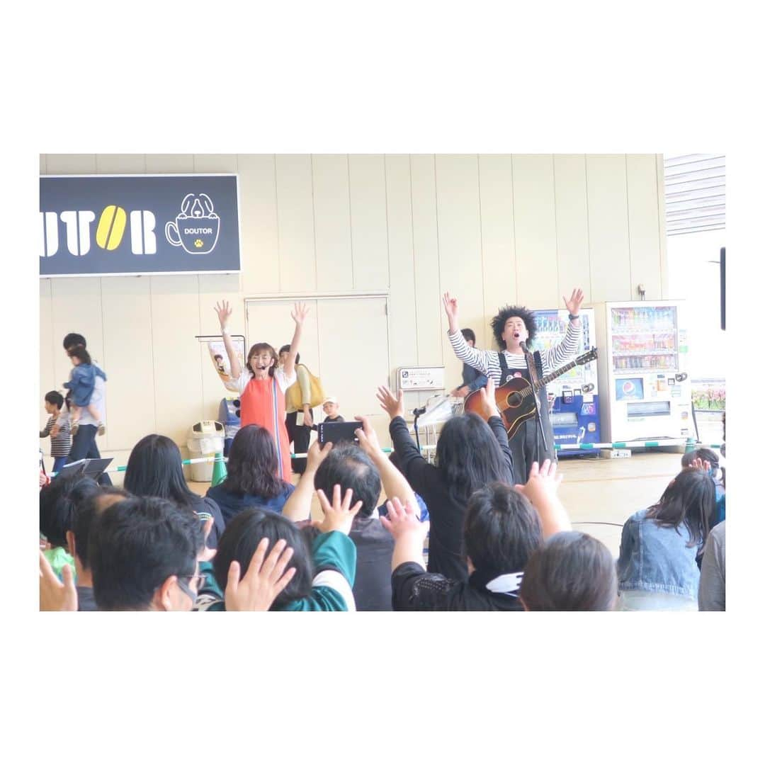 きよこさんのインスタグラム写真 - (きよこInstagram)「☺︎ 5/7(日) Rainy Happy Day. #photoofthedays #familyconcert  *  GW最終日。  タニケンさんと まいこさんとの ファミリーコンサート。  まさかまさかの雨の一日だったけれど。屋根に守られて。大勢の方々が集まってくださっていて。遠方からの方もいらっしゃると聞いて。涙。 アットホームで、あったかで、面白くって、優しくて。幸せな幸せなおすそ分けと、歌声と、笑い声の時間で。  いらしてくださったみなさん全員にまた会いたいです！  あー。 笑ったー。あそんだー。 歌声も演奏も素敵で。 もう、タニケンさん、まいこさんとのコンサートは本当に楽しくて大好きで、私ずっとにこにこしちゃう。  最高の雨の日！と記憶に残る日になりました。  そしてそして お世話になったスタッフの皆様、本当にありがとうございました！  またきっとー。きっとー！  *  5/7(日) #アリオ上尾 #タニケン #まいこ #きよこ #フックブックロー #おかあさんといっしょ #ファミリーコンサート」5月8日 20時25分 - kiyoco_smily