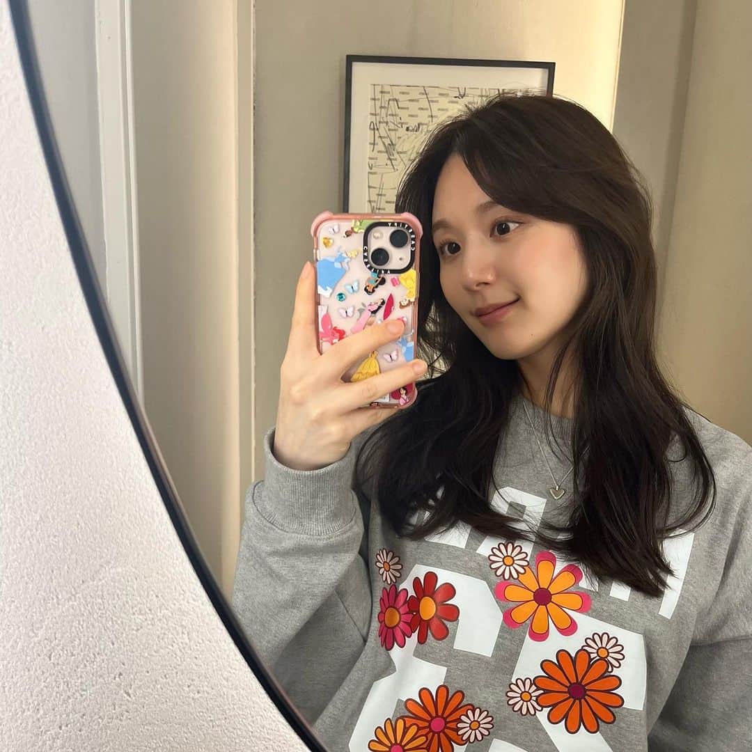 ひよんのインスタグラム：「💇‍♀️💓  カラーした🩵 オリーブグレージュ💚 大人ぽくてかわいい💓  レイヤーも入れてもらって、 少しヘアスタイルも変わったよ💛  #ひよんヘアー #ひよん #ヘアカラー #ヘアスタイル」