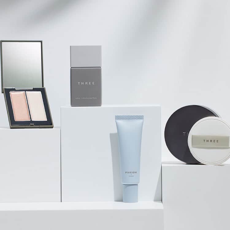 THREEのインスタグラム：「2023 SUMMER BASE MAKEUP POWER OF SUNSHINE 2023年の夏は、“素肌感”で挑む。  THREEが提案する夏のベースメイクは、洗練された“素肌感”。 限りなく軽やかなつけ心地で、自然に肌を補正し、陽射しに映えるヘルシーな表情へ。  紫外線にも、汗にも強い処方で、涼やかな肌が持続。 太陽と素肌を愛するひとへ、生き生きと輝く夏を。  -------  〈夏におすすめのベースメイク〉  ■ノーファンデ派の方へ ・FIVEISM × THREE FF シークレットエージェント UV 全1種 3,850円（税込）SPF50＋/PA++++  ■ライトファンデ派の方へ ・THREE ソーラーティンティドグローフロー 全7色 各5,280円（税込）SPF50+/PA++++  〈夏におすすめのプラスワンアイテム〉  ■毛穴レス＆メイクもちUP ・THREE アドバンスドエシリアルスムースオペレーター ルースパウダー 全2種 6,050円（税込）  ■ツヤと血色でヘルシー度UP ・THREE シマリング グロー デュオ 全2種 4,950円（税込）  ■ポイントカバーで肌の完成度UP ・THREE アドバンスド スムージング コンシーラー 全5色 3,850円（税込）  #threecosmetics #summerbasemakeup #夏メイク」