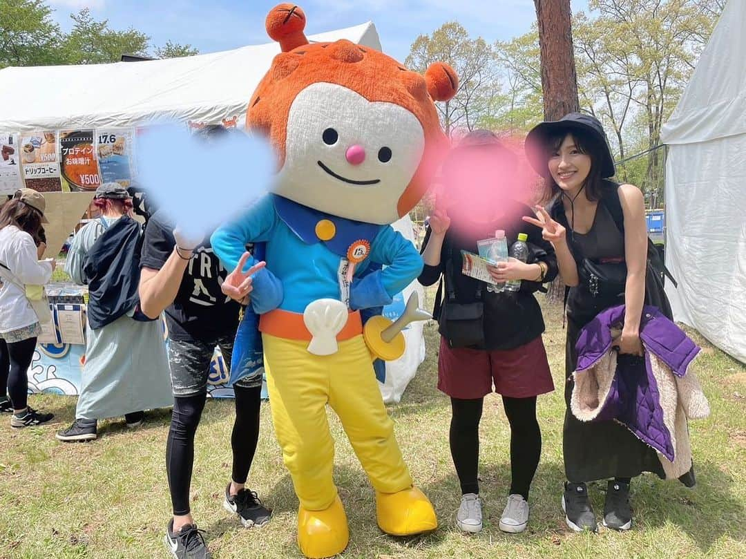 松浦彩さんのインスタグラム写真 - (松浦彩Instagram)「ARABAKI ROCK FEST.23🐇 ⠀ ⠀ 行ってきました2DAYS♡ もう最高！ ⠀ 声出し解禁、昨年よりステージ数も増えてこれぞ大好きなアラバキ！うれしいよ〜〜🥹💞 ⠀ ⠀ 会場の至るところに大好きが溢れていて、特にDISH//のステージを観ていたときにわたしの目の前にいた女性が涙をぼろぼろ流しながら一曲一曲噛み締めるように聴いていた姿がとても印象的で「好き」って素晴らしいなと感じました😌 ⠀ ⠀ ELLEGARDENは出会った頃すでに活動休止していたけどわたしの青春のど真ん中にあった音楽のひとつで、再開の速報をみたときはぴょんぴょん飛び跳ねて喜びました🥹 ⠀ ライブチケットが永遠に当たらなくてアラバキでやっとやっとやっと観ることができて嬉しい😭💓 ⠀ ほんとに実在するんだなあと、人の頭と頭の隙間からチラチラと見えるステージを食い入るように見つめていました。 ⠀ 奇しくも初日のトリになったエルレがアンコールで何も言わずにThe Birthdayの涙がこぼれそうを演奏したのは痺れました🥹 ⠀ ⠀  古のツアータオル持参で参戦したBIGMAMAと 、Creepy Nutsは「こういうのがフェスの楽しさだなあー」って改めて感じて嬉しくなっちゃうほどはしゃがせてくれました🥰 ⠀ ただただ幸せで、たくさん笑って歌って歩いた二日間でした😂 ⠀ 服装と必需品✏️ ⠀ 1日目　☀️最高気温25℃くらい ・ノースリーブのワンピース ・中にスポーツレギンス ・スニーカー ・ボディバッグ ・ひも付きのバケハ ＋UNIQLOの極暖タートルネックとウインドブレーカー ⠀ 2日目　🍃☔️/☁️最高気温21℃くらい ・Tシャツ ・スカパン ・スキーウエア上(撥水と防寒ができてポケットも多い♡) ・レインブーツ ・ボディバッグ ・撥水キャップ ＋レギンス、速乾の長袖トップス、UNIQLOの極暖タートルネック ⠀ 必需品 日焼け止め ウェットティッシュ 充電器 ペットボトルストラップ サングラス(紫外線と風対策) スマホのショルダーストラップ お家に帰った後の脚上げとストレッチと湿布(翌日の筋肉痛が劇的に緩和されるし回復もはやいから騙されたと思ってやってほしい) ⠀ ⠀ #FM山形 #arabaki #arabakirockfest #happygolucky」5月8日 20時36分 - ayamatsuura.s