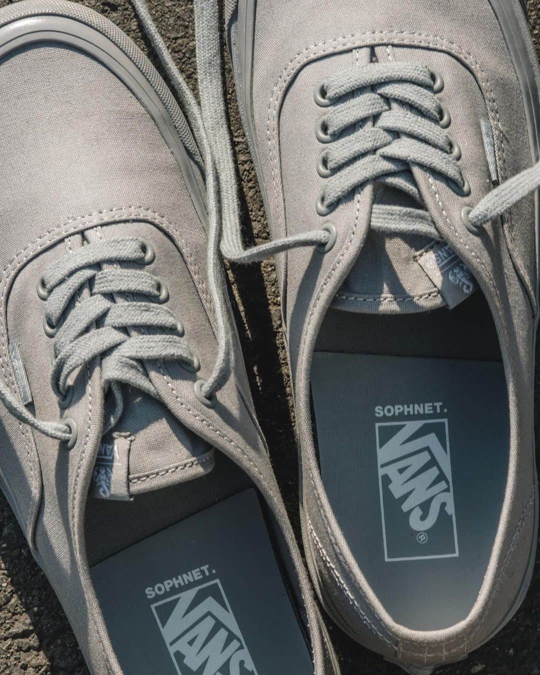 I.T IS INSPIRATIONさんのインスタグラム写真 - (I.T IS INSPIRATIONInstagram)「Vans x SOPHNET. footwear lineup reimagines the Old Skool 36 DX and Authentic 44 DX with tonal tone of grey inspired by the streets and buildings of Tokyo as city camouflage, and all details on silhouettes are combined in one-tone color palette to interpret a signature style. Both of silhouettes are finished with special tongue label with iconic scorpio Logo from SOPHNET. to honor brands shared DNA.  The Vans x SOPHNET. collection will be available beginning May 13th, 2023 at SOPH. Hong Kong  📍SOPH. Hong Kong Shop B3-5, Landmark, Central  @soph_co_ltd  #SOPH #SOPHNET #VANS #SOPHNETxVANS @vans @ithk #ITHK #ITisInspiration」5月8日 20時28分 - ithk