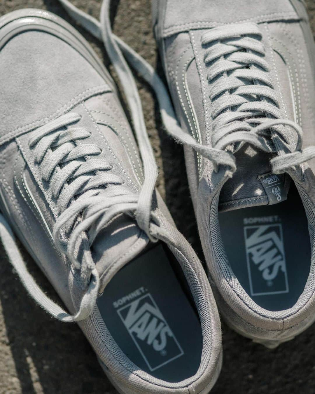 I.T IS INSPIRATIONさんのインスタグラム写真 - (I.T IS INSPIRATIONInstagram)「Vans x SOPHNET. footwear lineup reimagines the Old Skool 36 DX and Authentic 44 DX with tonal tone of grey inspired by the streets and buildings of Tokyo as city camouflage, and all details on silhouettes are combined in one-tone color palette to interpret a signature style. Both of silhouettes are finished with special tongue label with iconic scorpio Logo from SOPHNET. to honor brands shared DNA.  The Vans x SOPHNET. collection will be available beginning May 13th, 2023 at SOPH. Hong Kong  📍SOPH. Hong Kong Shop B3-5, Landmark, Central  @soph_co_ltd  #SOPH #SOPHNET #VANS #SOPHNETxVANS @vans @ithk #ITHK #ITisInspiration」5月8日 20時28分 - ithk