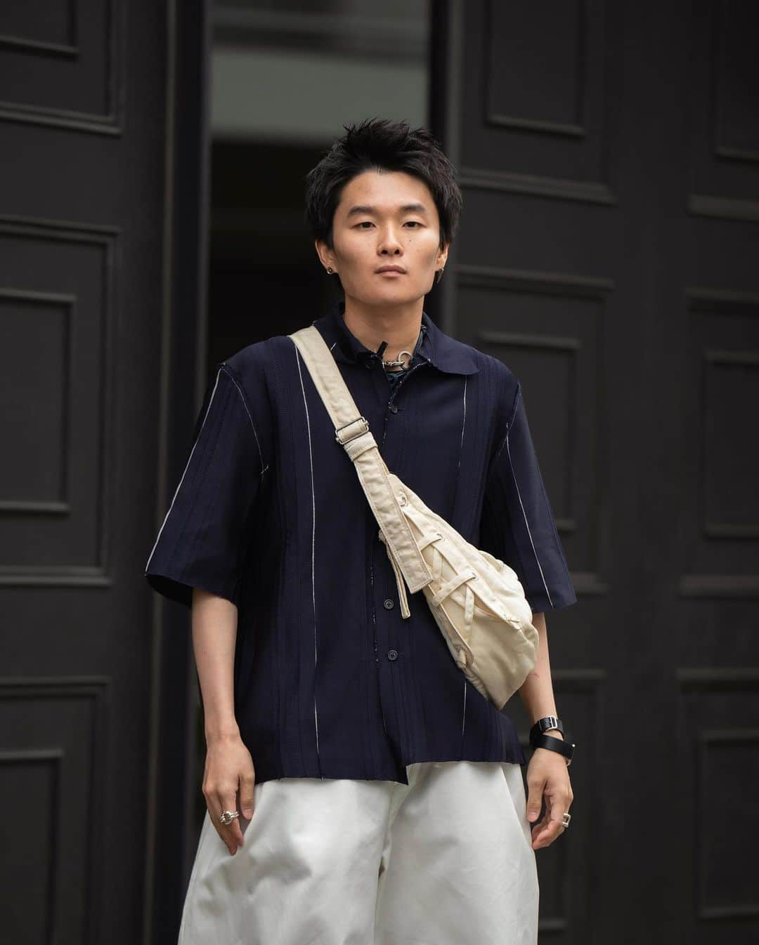 Ryoさんのインスタグラム写真 - (RyoInstagram)「Today's outfit🚶‍♂️ 個人的に買ったシリーズ✌️ @camielfortgens のRELIEF SHIRT SS 生地の組み合わせ、不規則なボタン配置と裾の断ち切り、後ろ身頃とのカラーコンビ、これはカミエルらしさ全開、遊び心詰まったシャツです👕  短めの着丈で太めのパンツとも相性良くてお気に入りの1着。 この夏たくさん着たいと思ってます☺️  ㅤㅤㅤㅤㅤㅤㅤㅤㅤㅤㅤㅤㅤ  shirt : @camielfortgens  pants : @the_clesste  shoes : @newbalancelifestyle × @jjjjound  bag : @lemaire_official  ㅤㅤㅤㅤㅤㅤㅤㅤㅤㅤㅤㅤㅤ #clesste #camielfortgens #lemaire  #jjjjound  #newbalance」5月8日 20時29分 - ryo__takashima