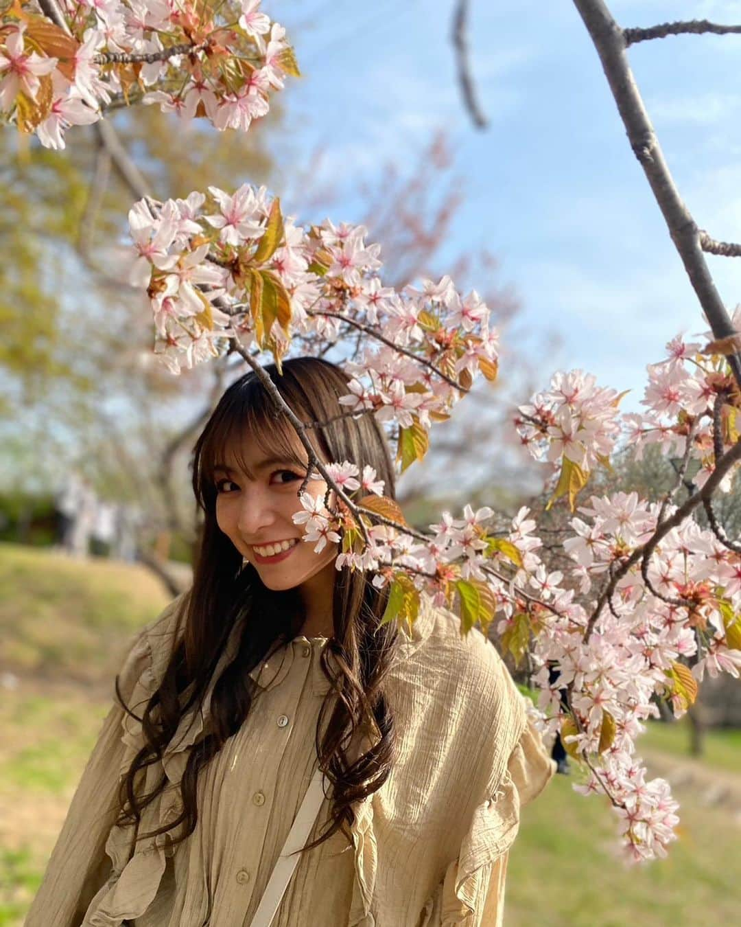 北野日奈子さんのインスタグラム写真 - (北野日奈子Instagram)「🦛🤎 北海道では、桜と梅が同時に咲きます☺️梅と桜を見にいとこのお父さんお母さんに連れて行ってもらえました🌟 札幌では梅がいーっぱい咲いてて、小樽では八重桜がいっぱい咲いてました🫧#寒暖差で風邪ひきそうダァ #今日は東京も寒かったなあ #なのにパパとママとアイス屋さんに行ってアイス買って食べました❄️」5月8日 20時29分 - kitanohinako_official