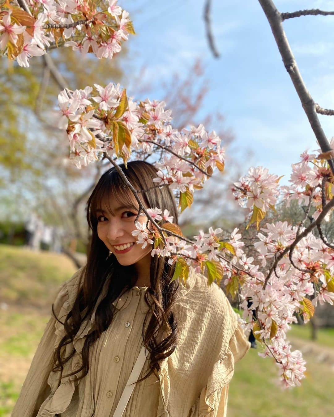 北野日奈子のインスタグラム：「🦛🤎 北海道では、桜と梅が同時に咲きます☺️梅と桜を見にいとこのお父さんお母さんに連れて行ってもらえました🌟 札幌では梅がいーっぱい咲いてて、小樽では八重桜がいっぱい咲いてました🫧#寒暖差で風邪ひきそうダァ #今日は東京も寒かったなあ #なのにパパとママとアイス屋さんに行ってアイス買って食べました❄️」